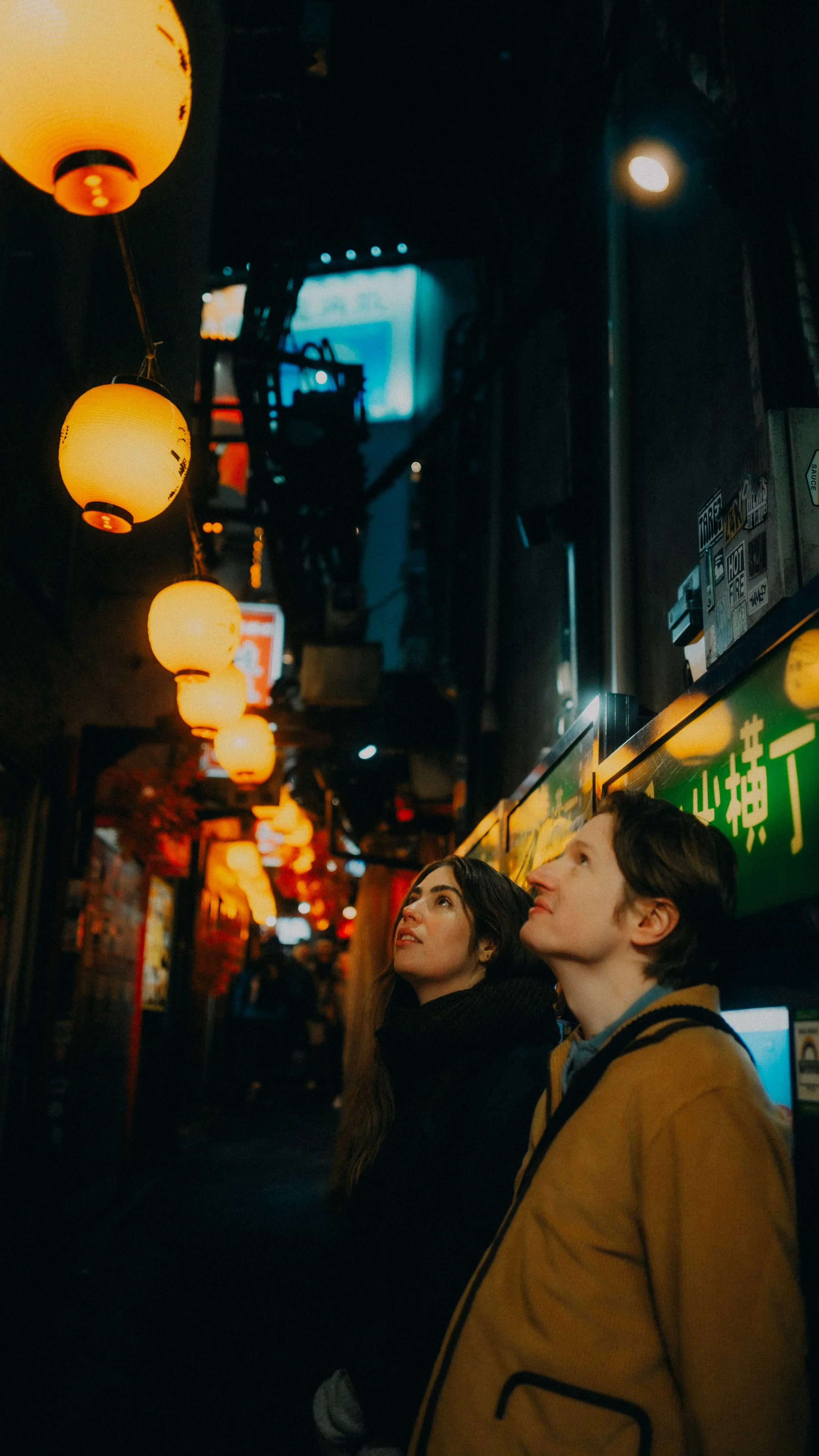 22-tokyo-coupleshoot-memorylane-night-lanternalley-leicaq3.jpg