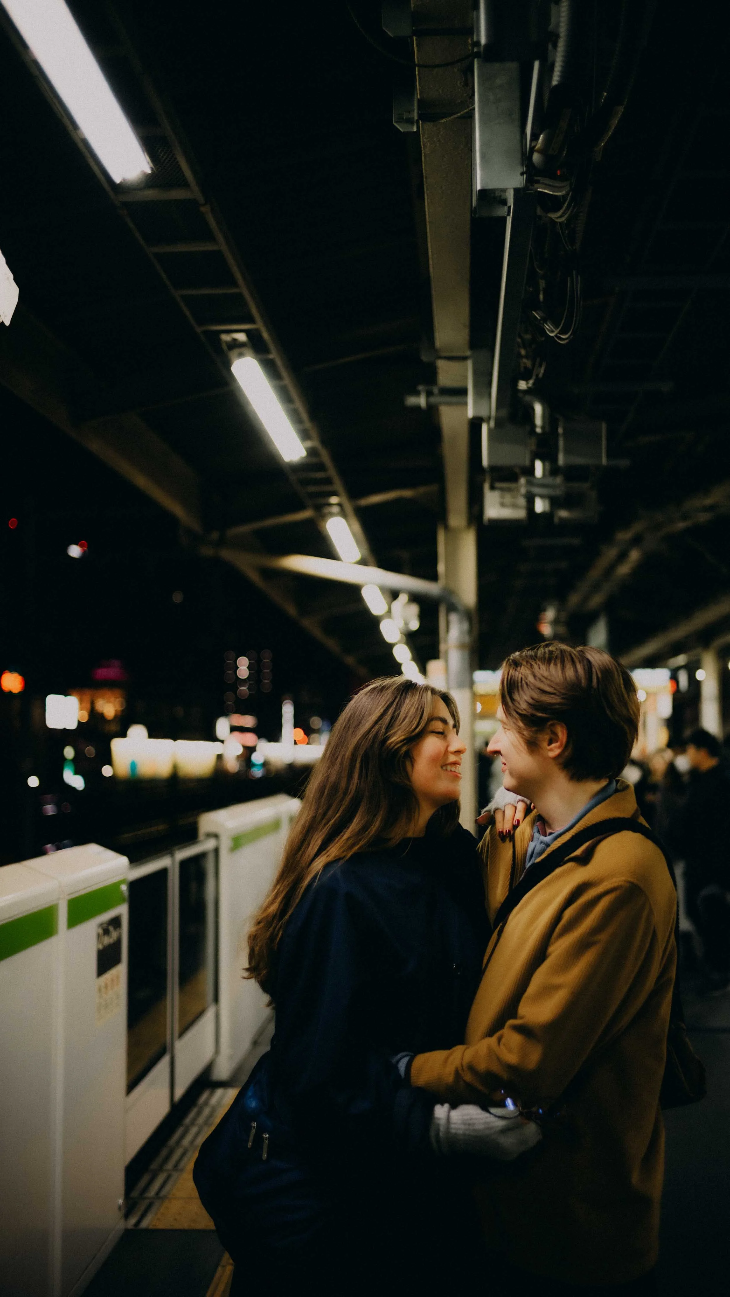 24-tokyo-coupleshoot-yamanoteline-platform-embrace-leicam11.jpg
