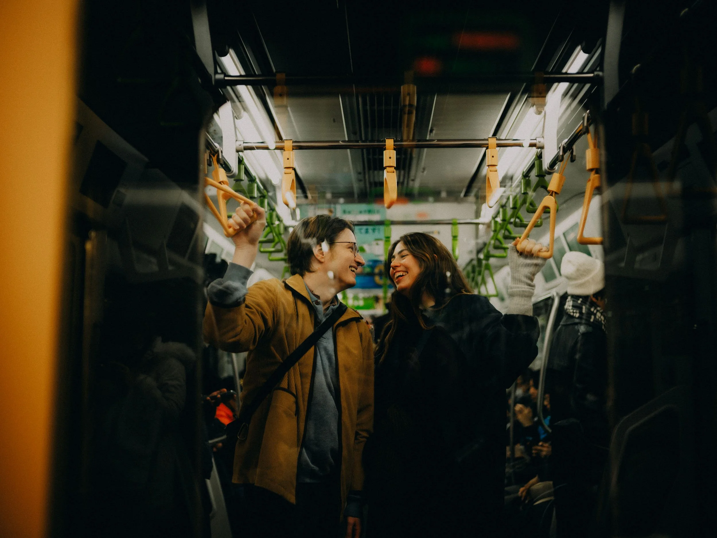 25-tokyo-coupleshoot-yamanoteline-train-laughter-leicam11.jpg