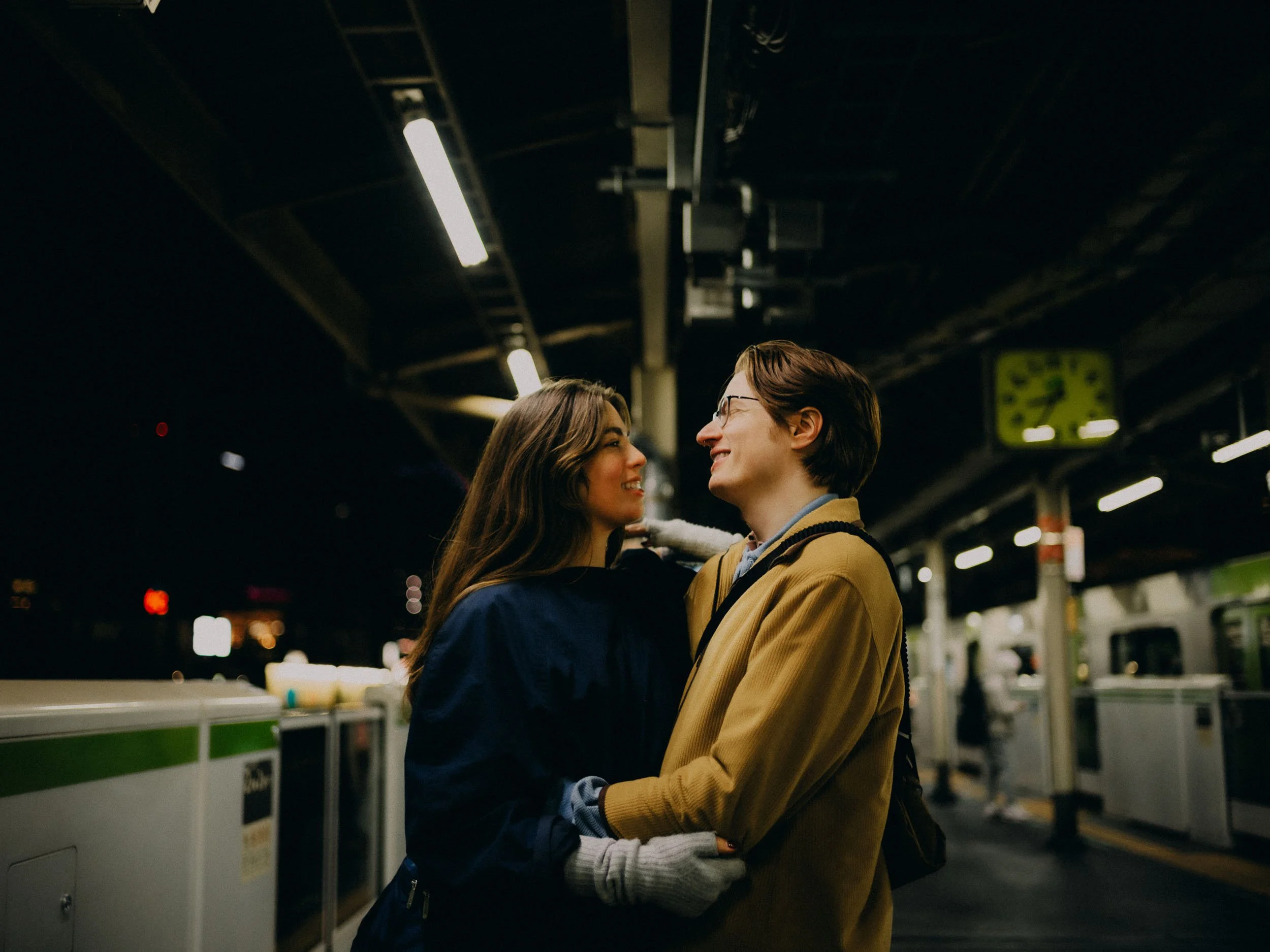 26-tokyo-coupleshoot-yamanoteline-platform-embrace-leicam11.jpg