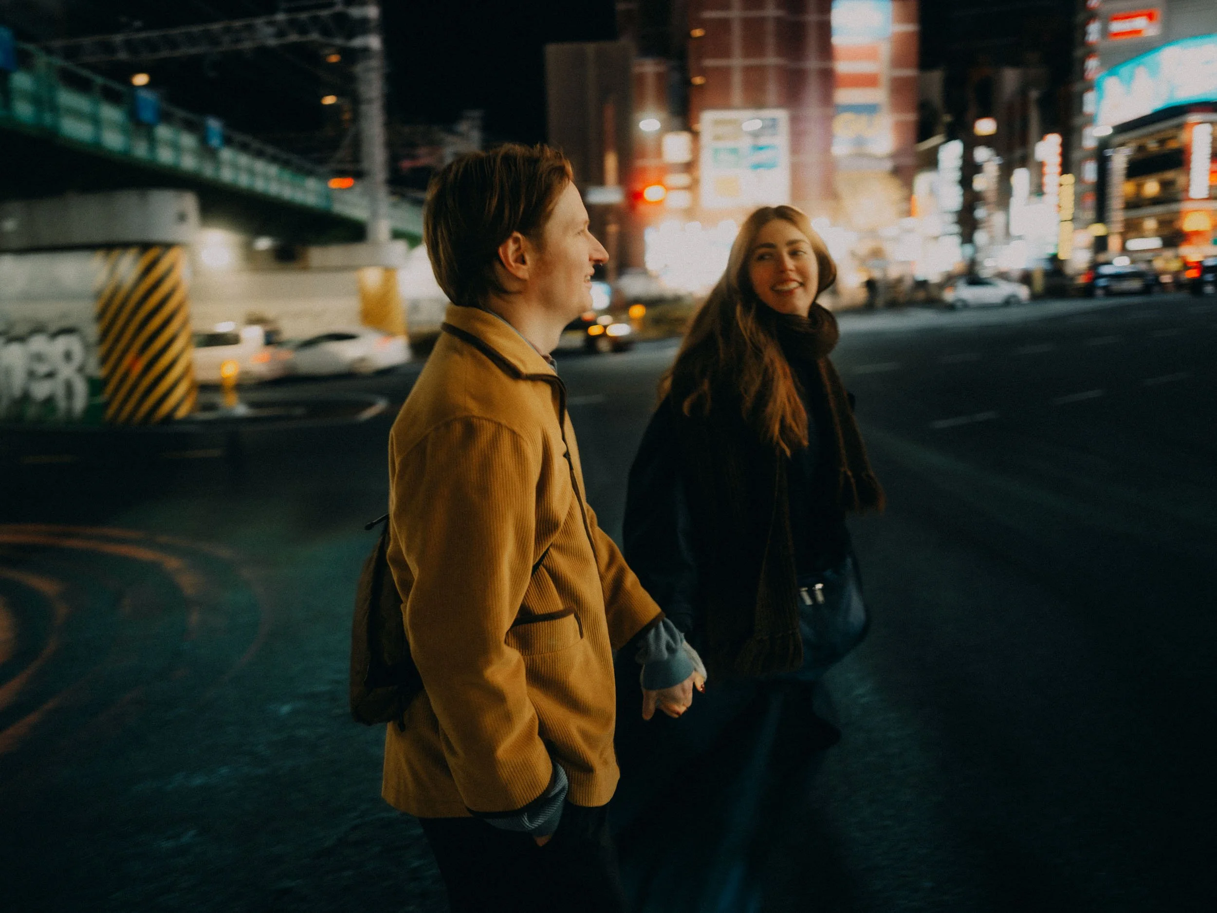 27-tokyo-coupleshoot-shinjuku-night-handinhand-leicaq3.jpg