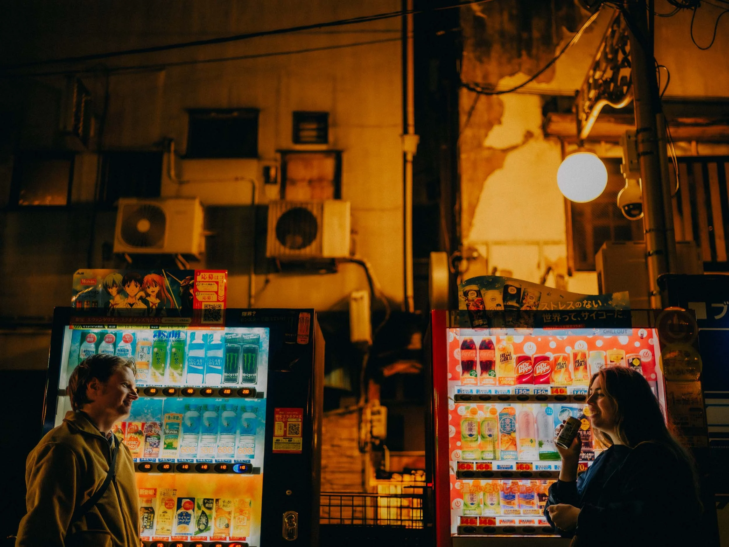 30-tokyo-coupleshoot-shinjuku-night-vendingmachines-leicam11.jpg