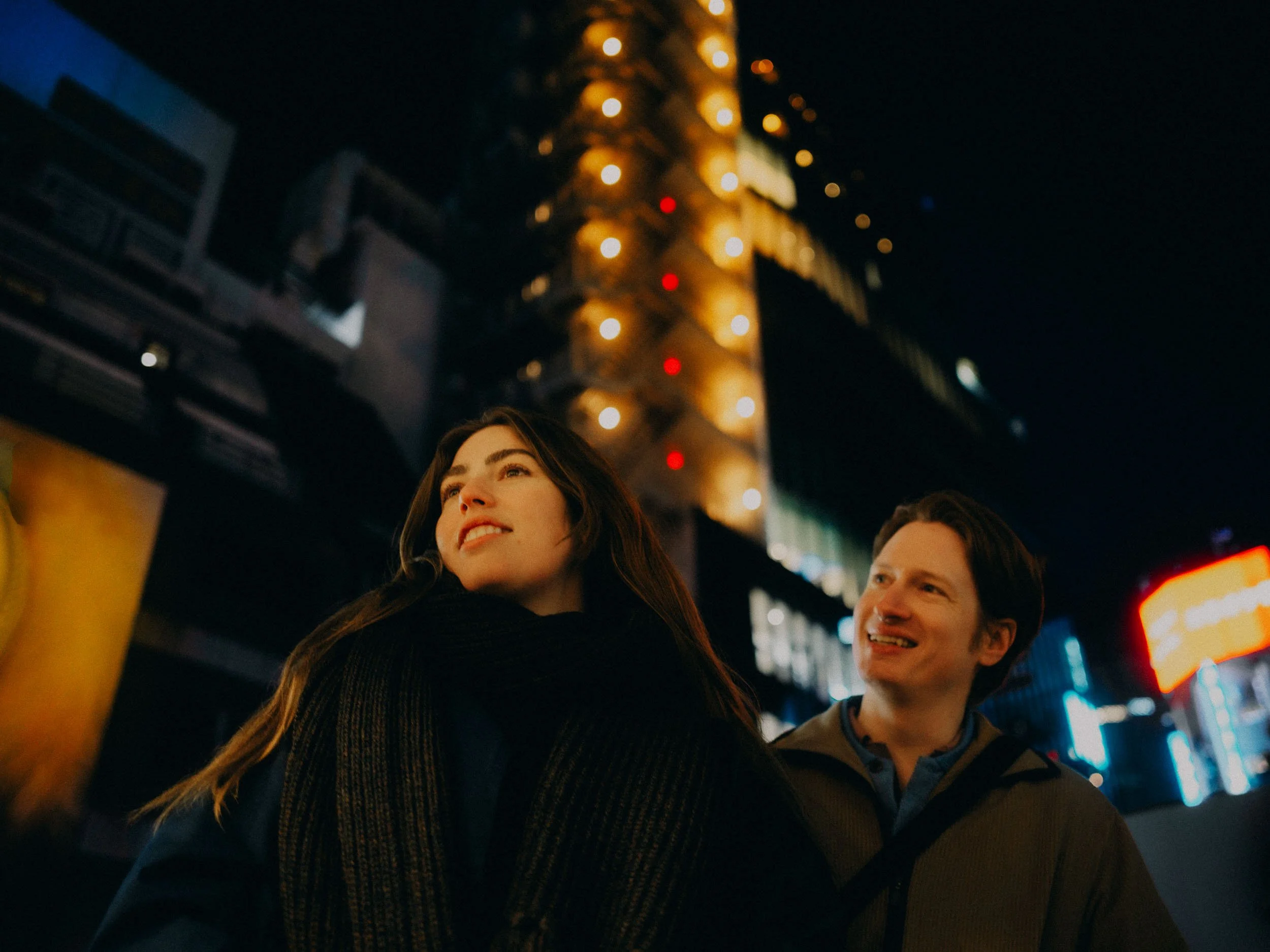 32-tokyo-coupleshoot-shinjuku-night-lookingup-leicaq3.jpg