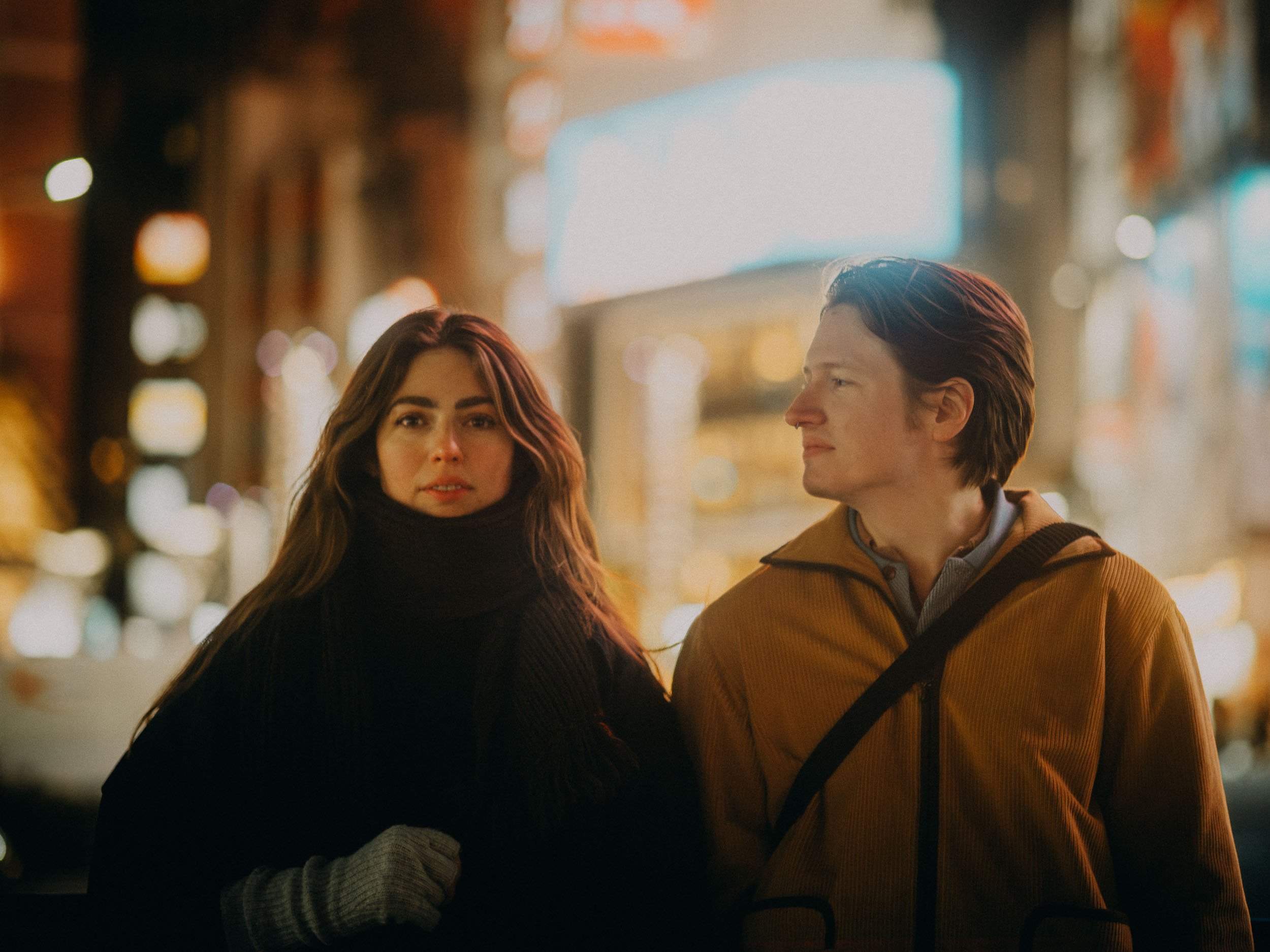 33-tokyo-coupleshoot-shinjuku-night-streetportrait-leicasl2.jpg