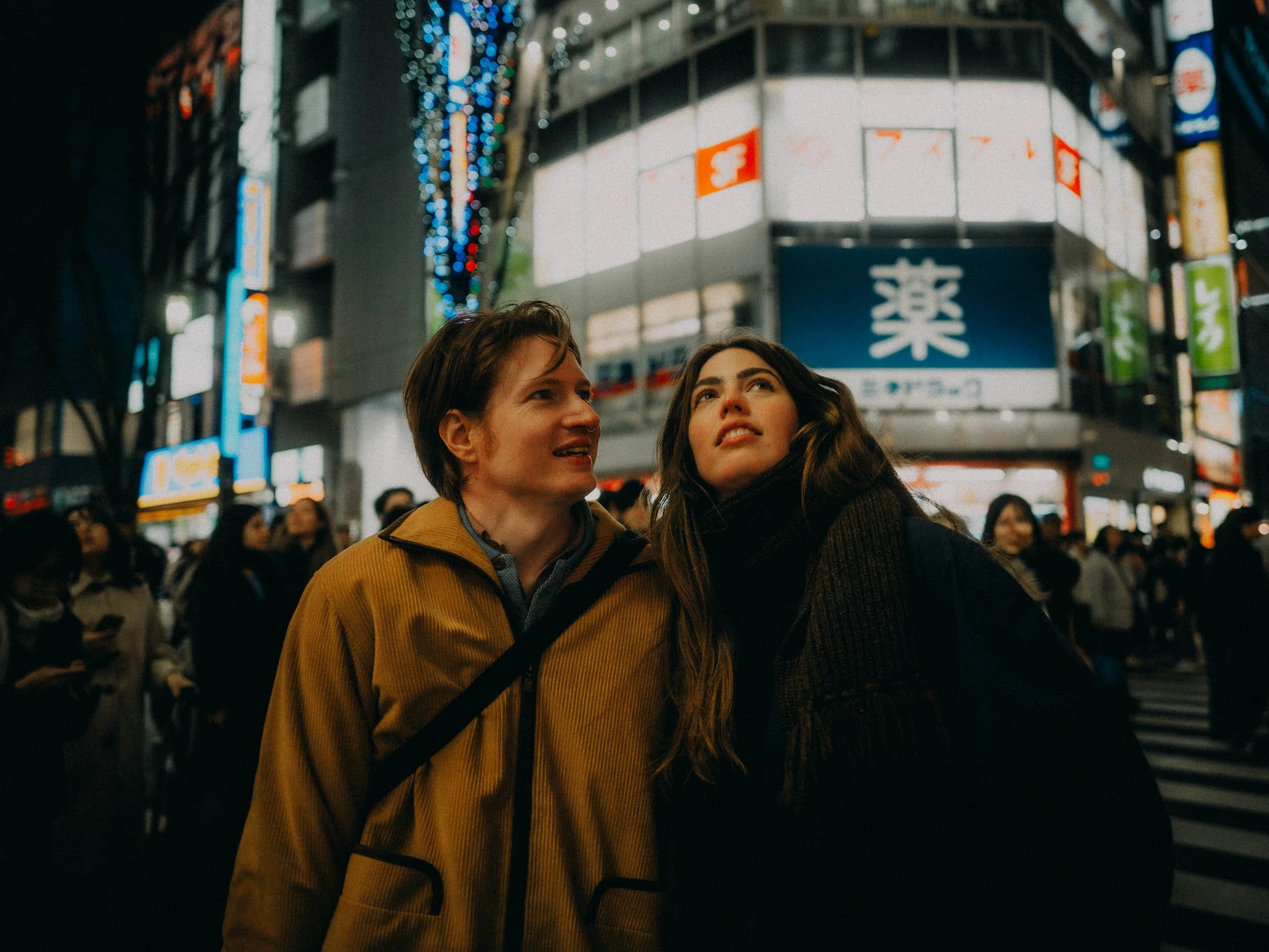 34-tokyo-coupleshoot-shinjuku-night-crosswalk-leicaq3.jpg