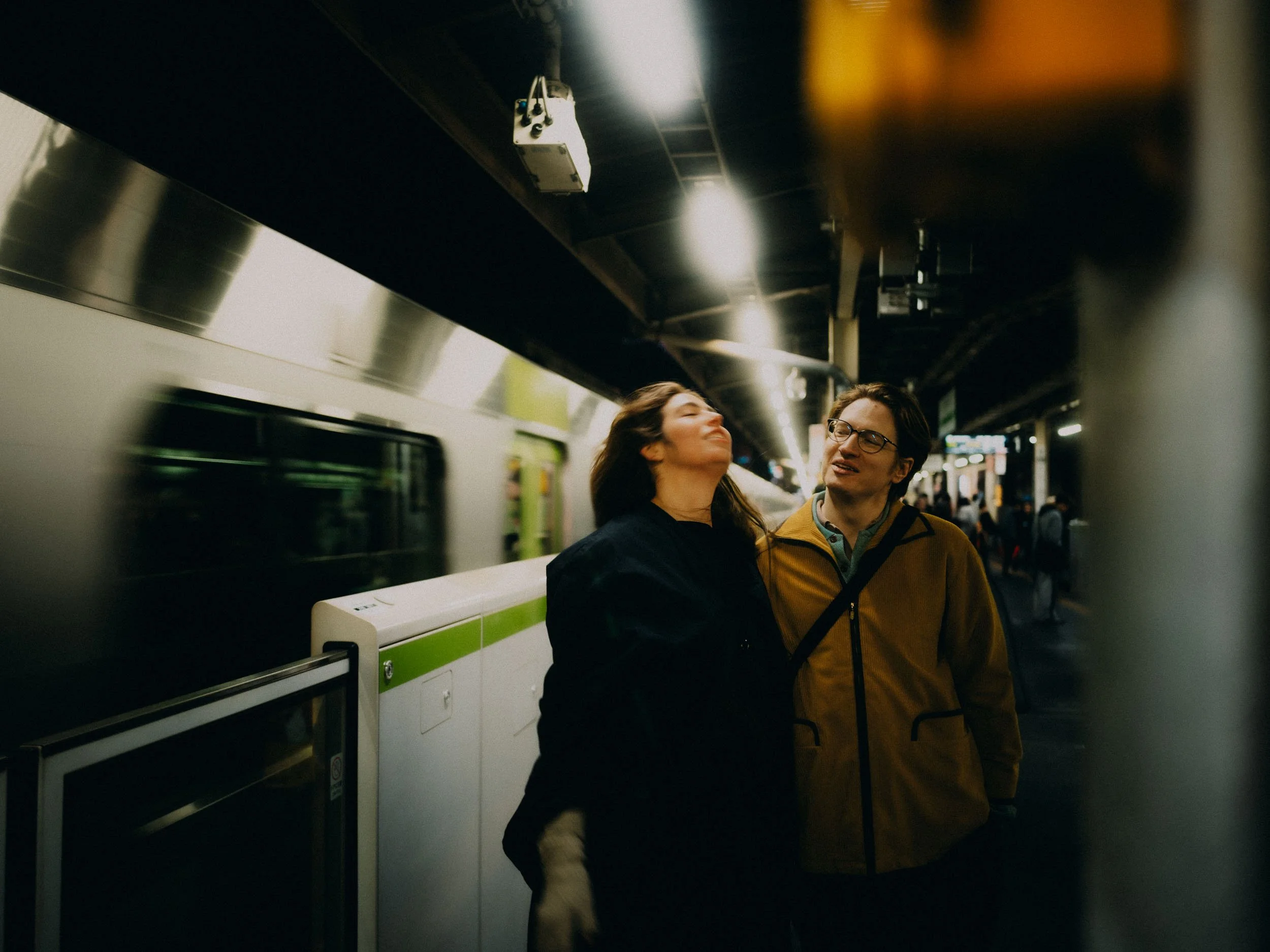 35-tokyo-coupleshoot-yamanoteline-platform-trainblur-leicaq3.jpg