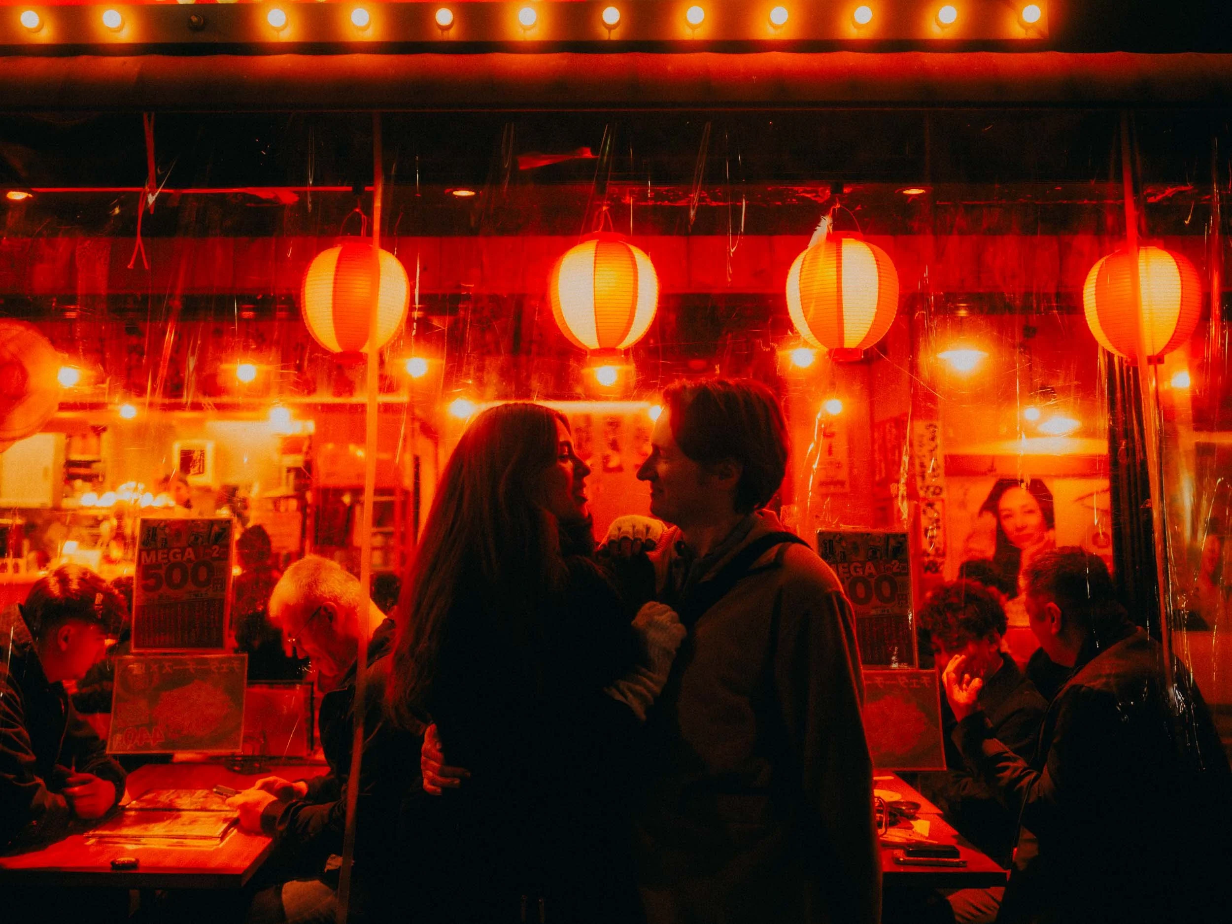 36-tokyo-coupleshoot-shinjuku-night-redlanterns-leicaq3.jpg