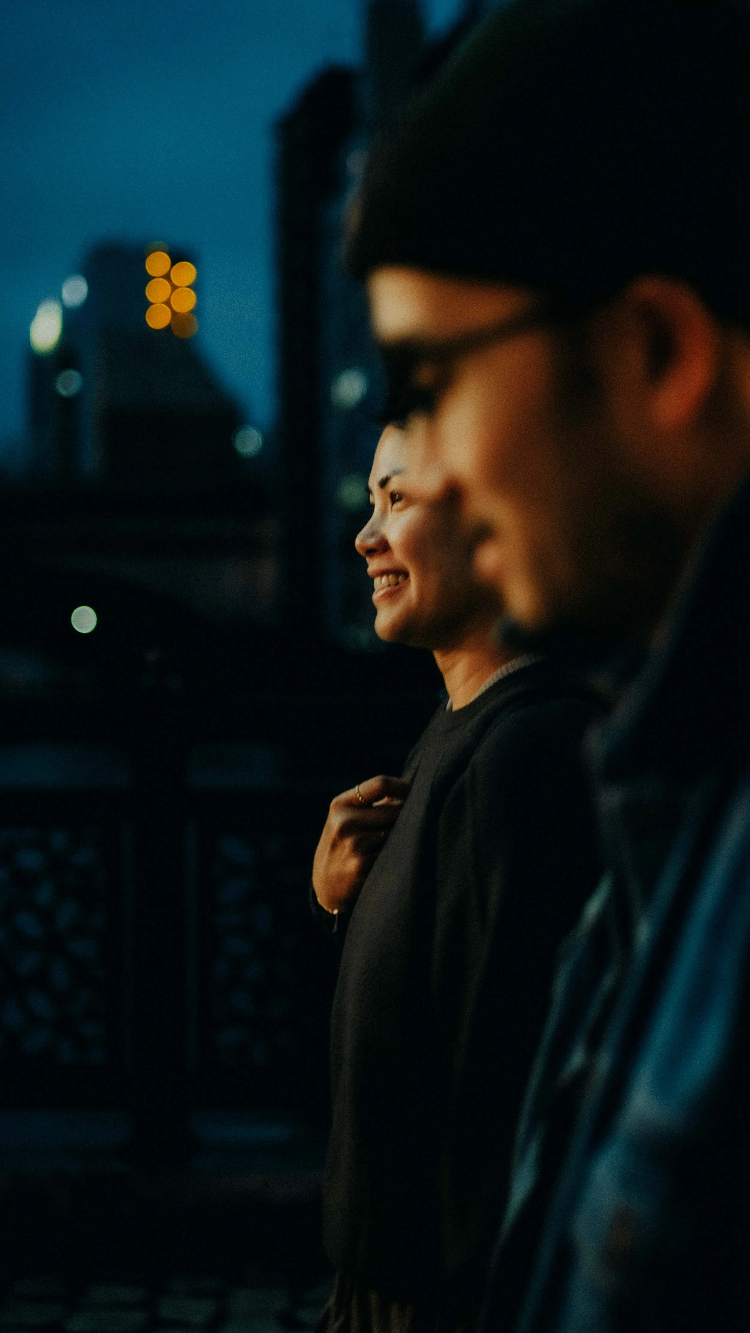 2-tokyo-coupleshoot-akihabara-night-profile-leicasl2.jpg