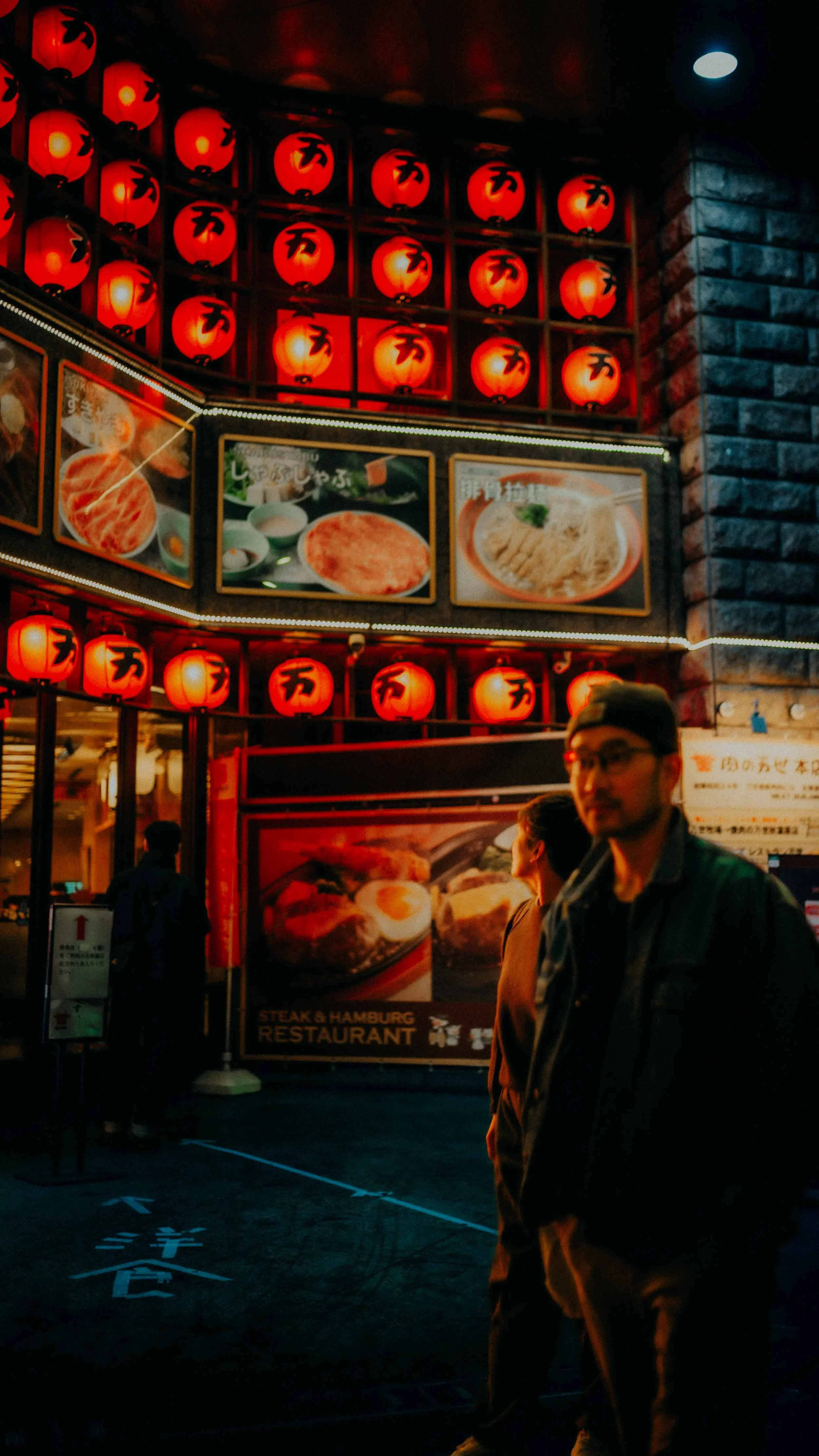5-tokyo-coupleshoot-akihabara-night-lanternwall-leicasl2.jpg