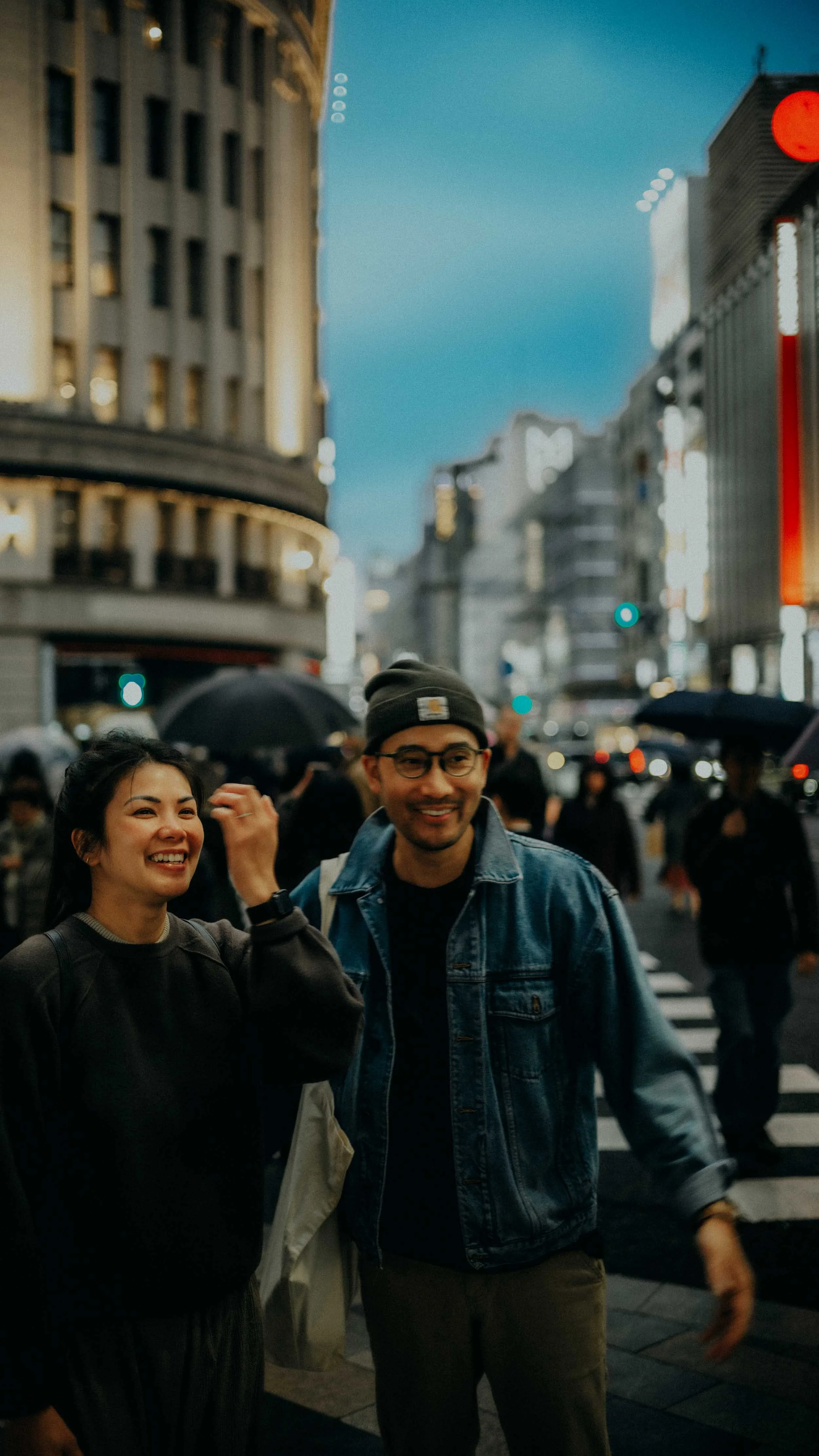 11-tokyo-coupleshoot-ginza-rain-crosswalk-leicasl2.jpg