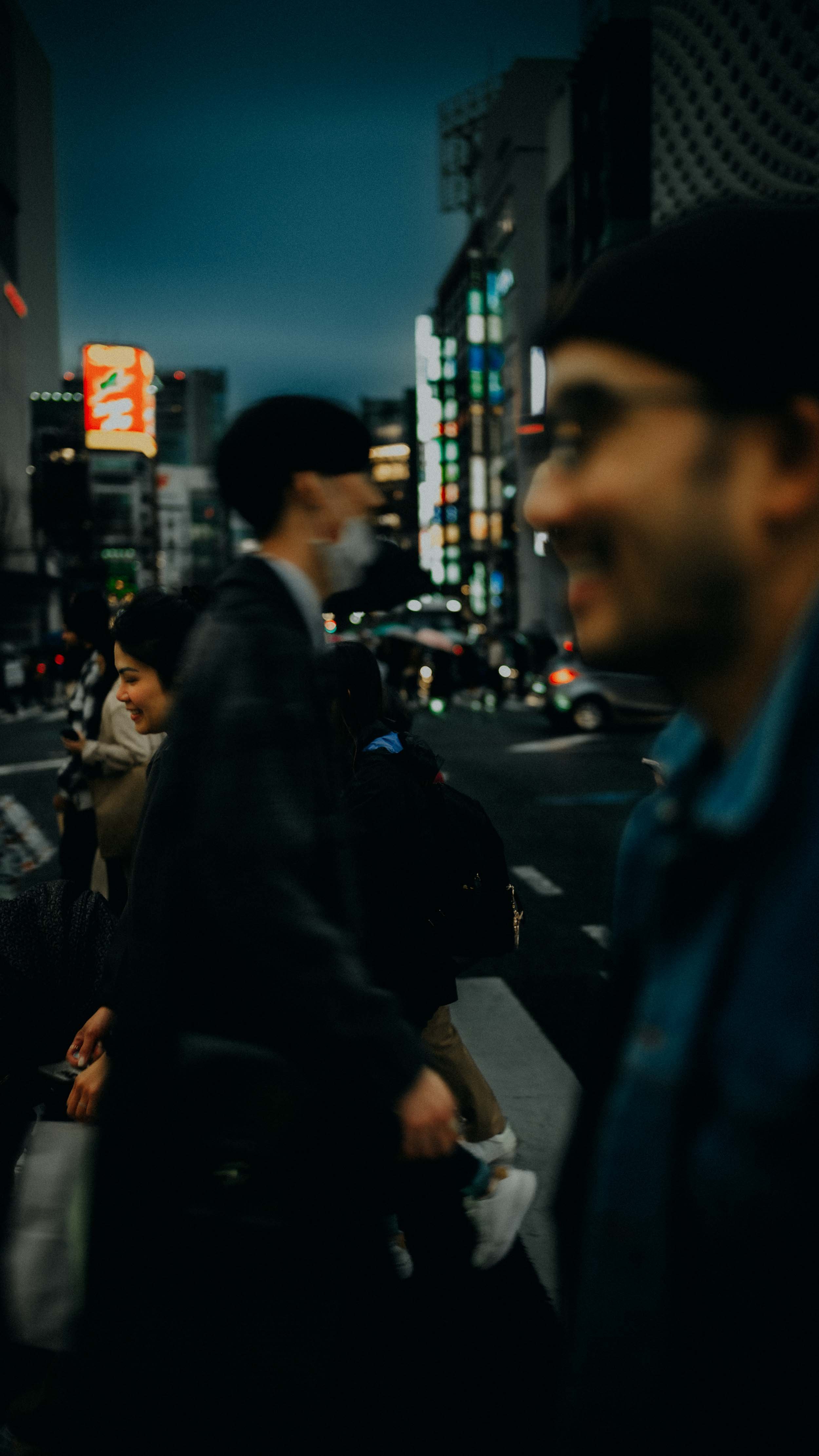 12-tokyo-coupleshoot-ginza-street-passersby-leicasl2.jpg