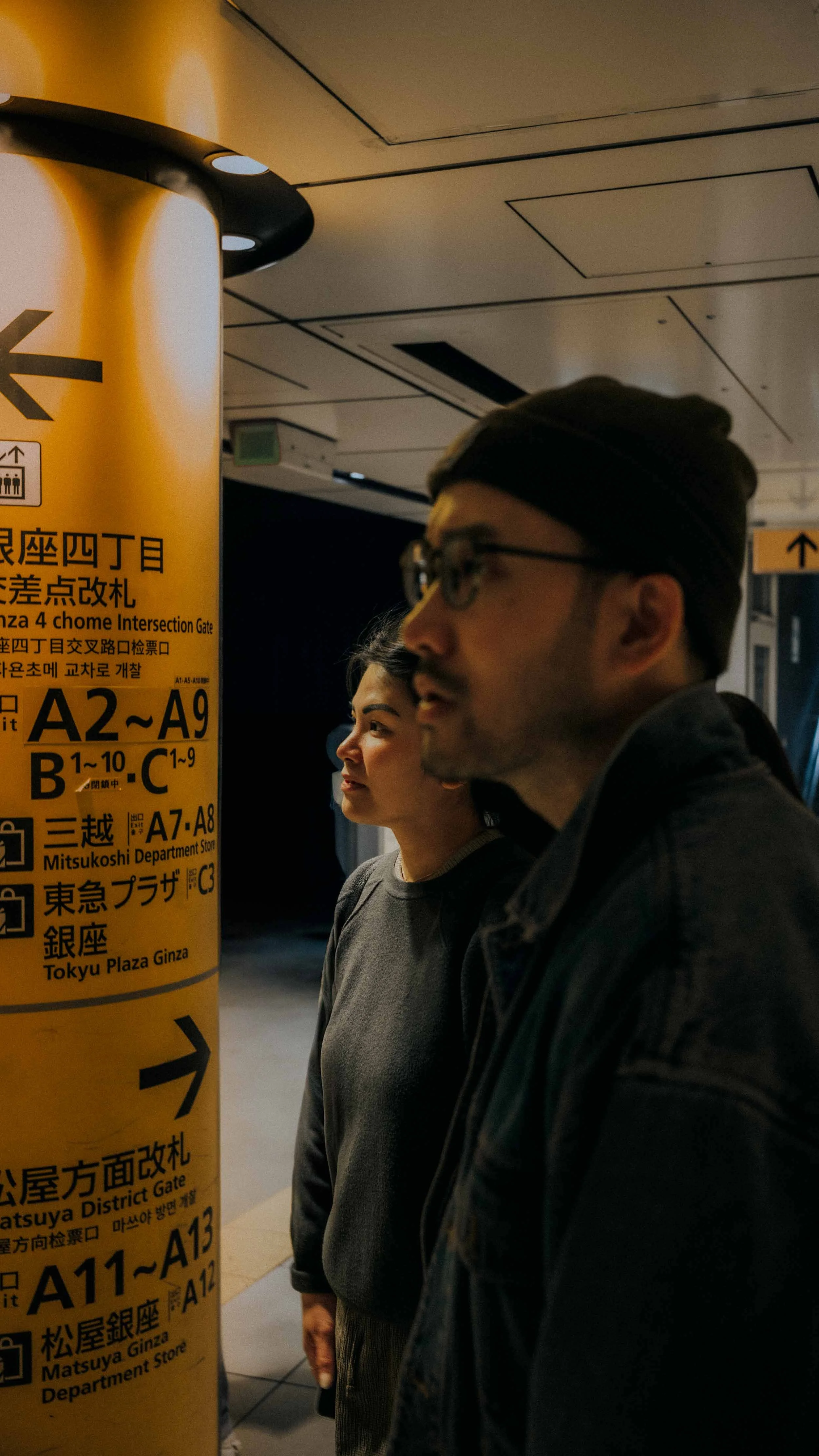 13-tokyo-coupleshoot-ginza-station-wayfinding-leicasl2.jpg