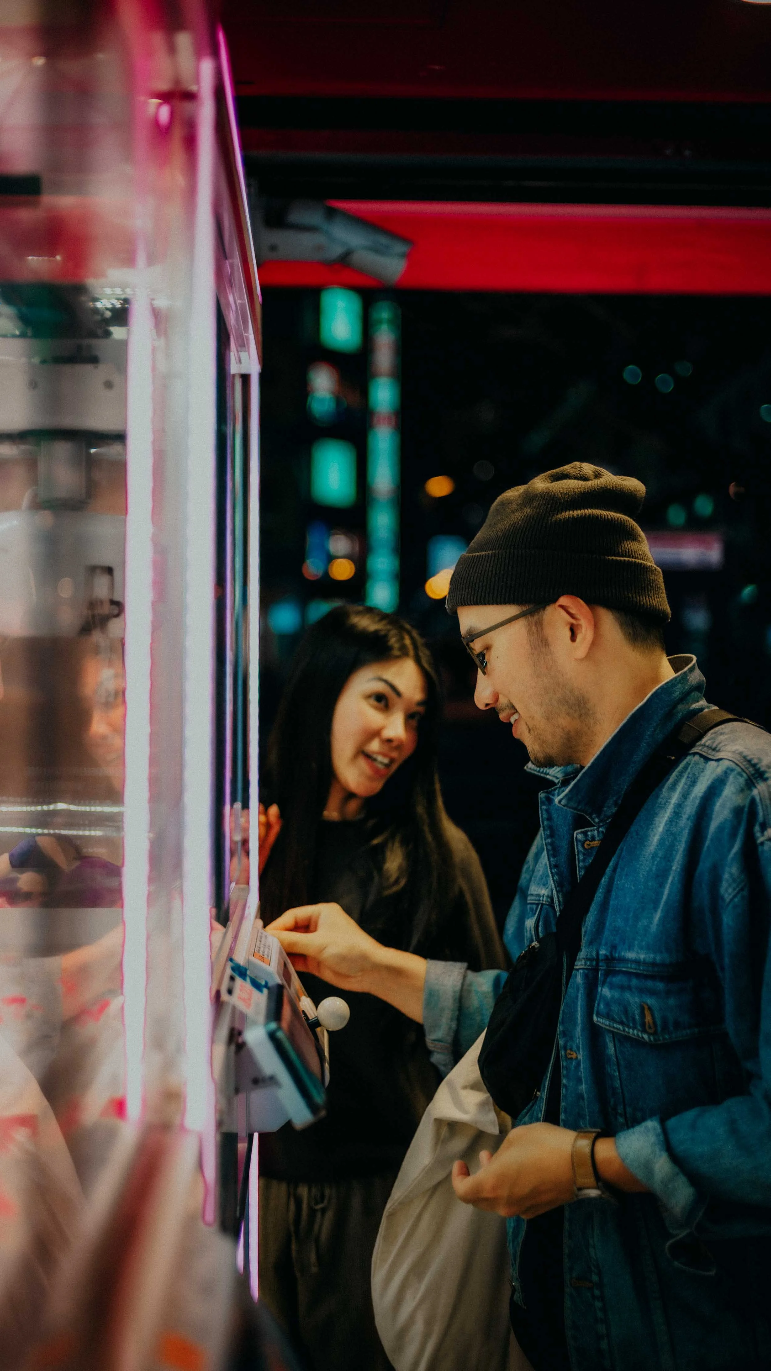 22-tokyo-coupleshoot-akihabara-arcade-clawmachine-leicasl2.jpg