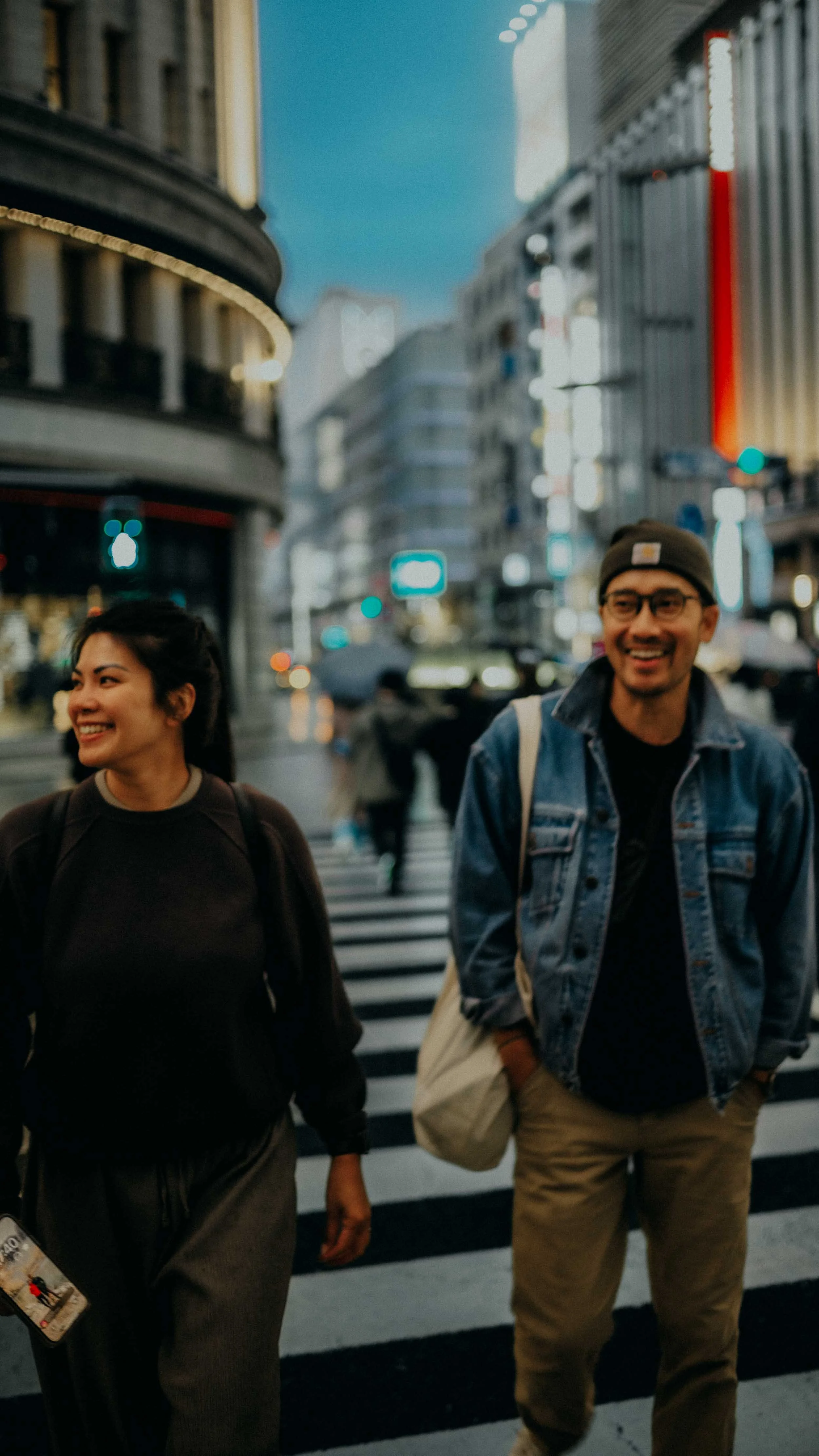 23-tokyo-coupleshoot-ginza-crosswalk-laughter-leicasl2.jpg