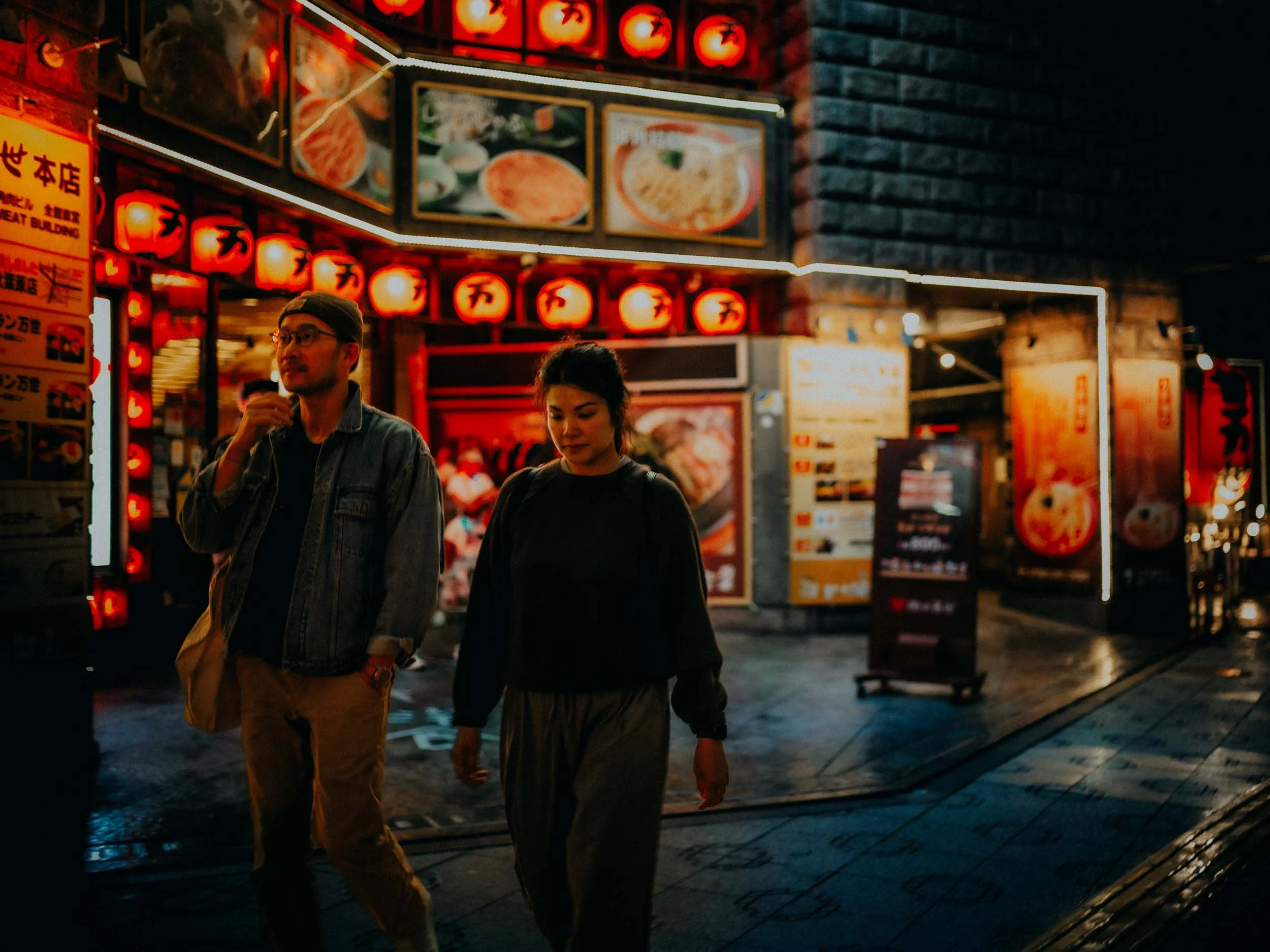 25-tokyo-coupleshoot-akihabara-night-redlanterns-leicasl2.jpg