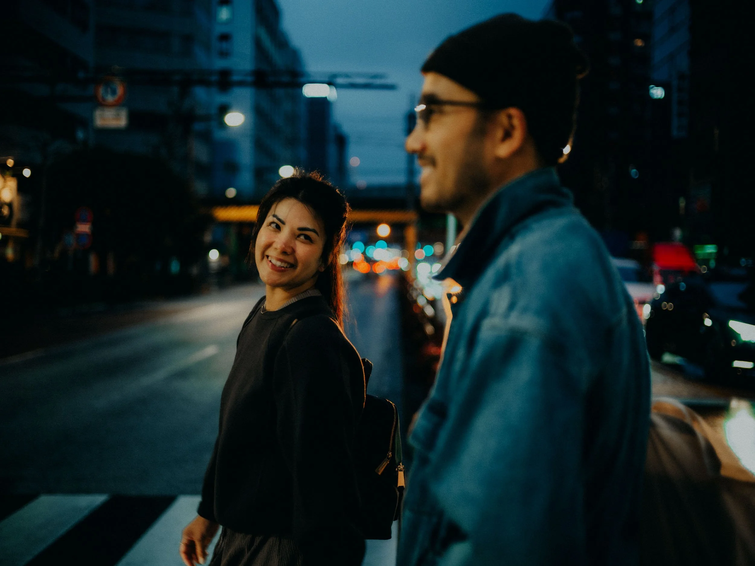 30-tokyo-coupleshoot-kanda-street-glance-leicasl2.jpg
