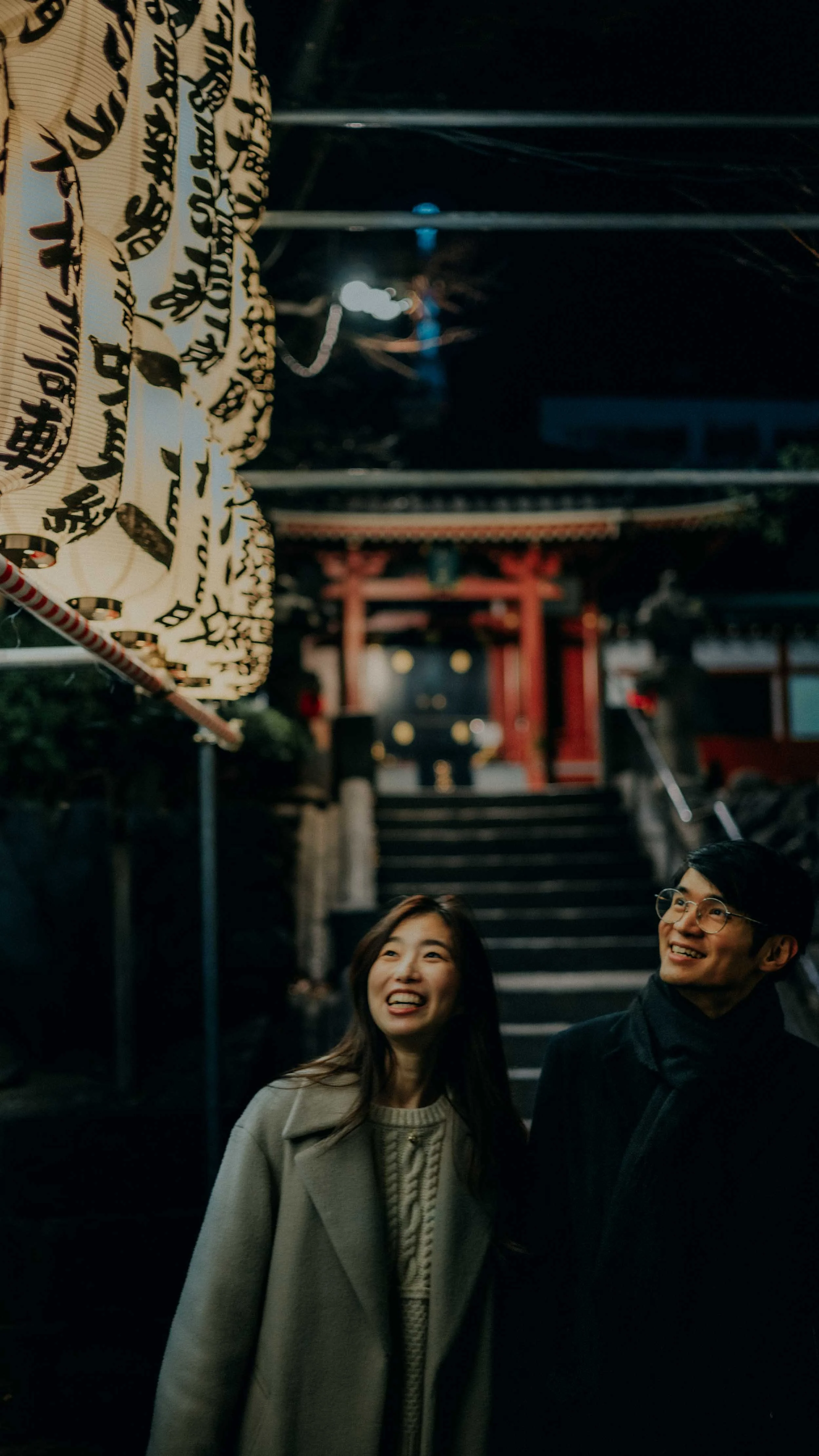 1-tokyo-engagement-sensoji-night-lanterns-leicasl2.jpg