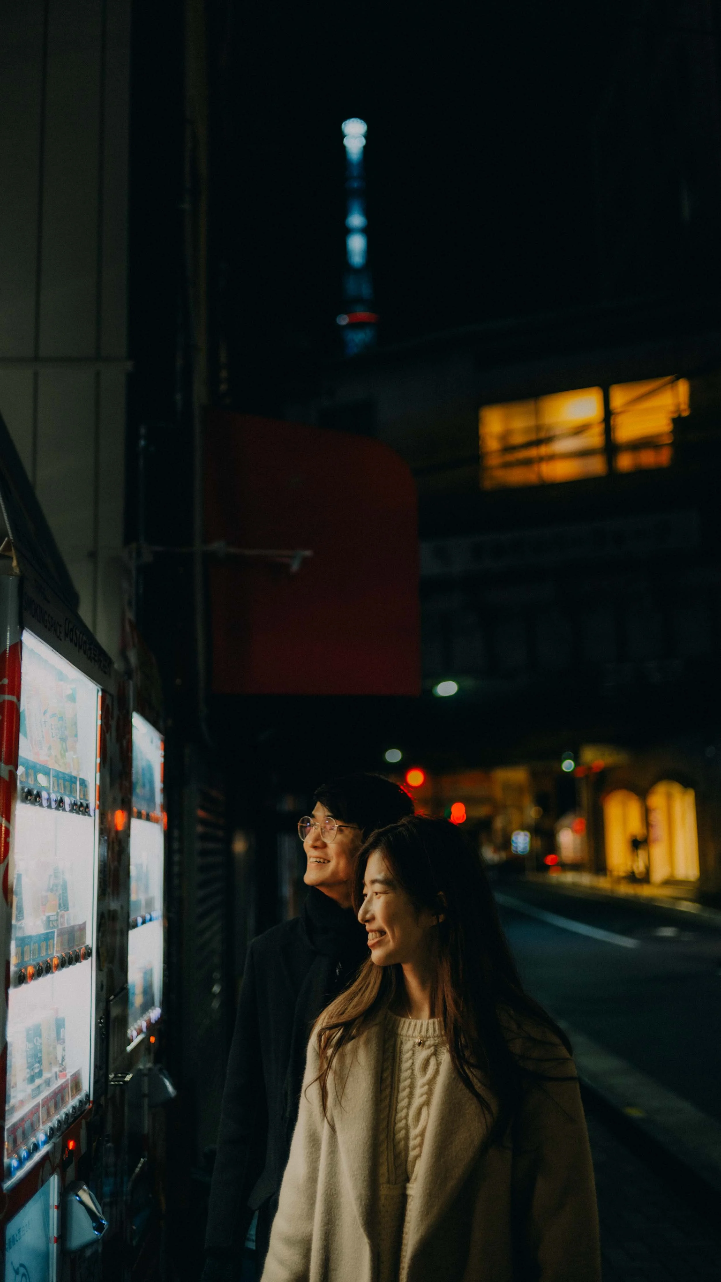 3-tokyo-engagement-asakusa-night-vendingmachine-leicasl2.jpg