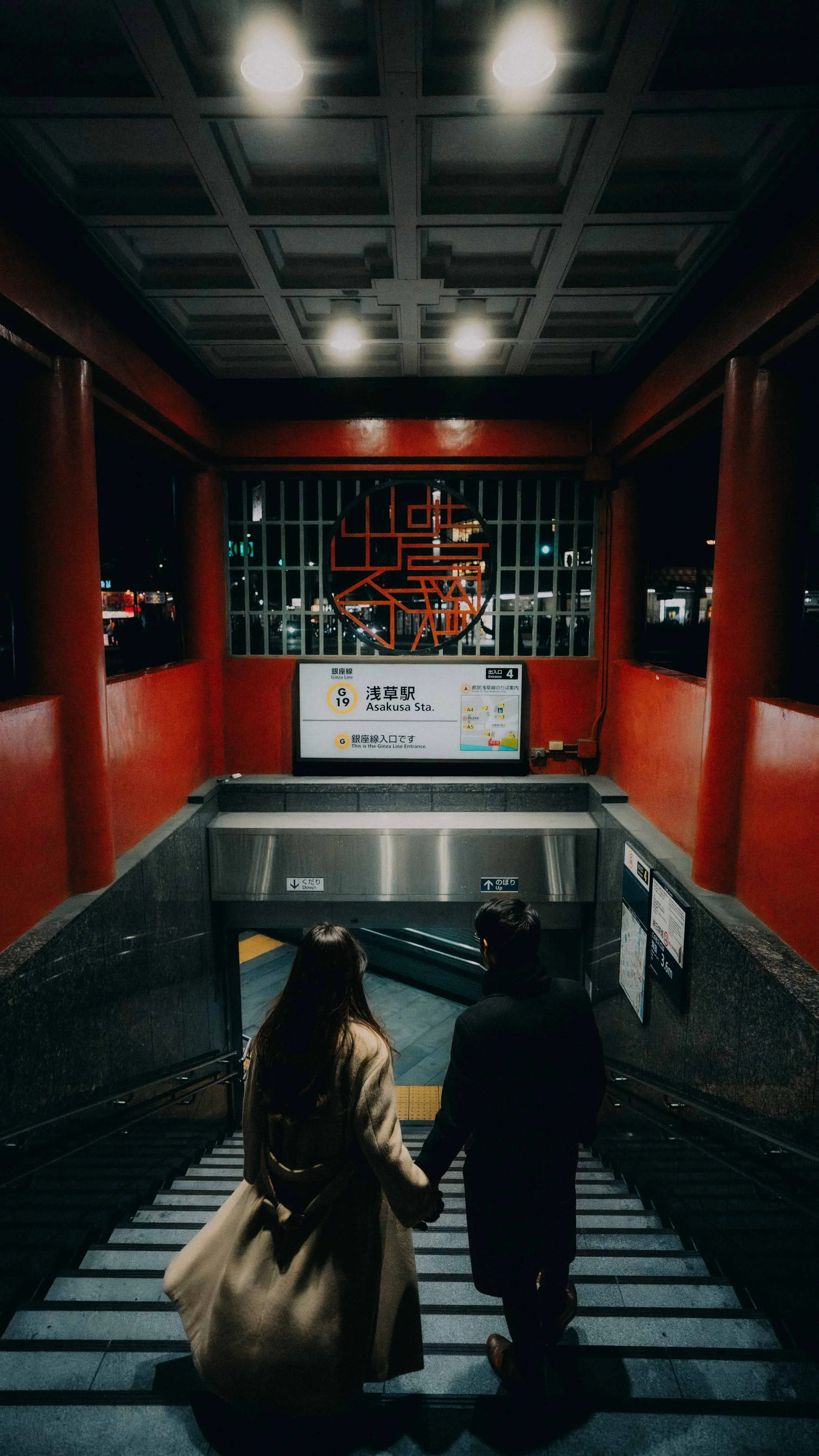 4-tokyo-engagement-asakusastation-stairs-handinhand-sonya7rv.jpg