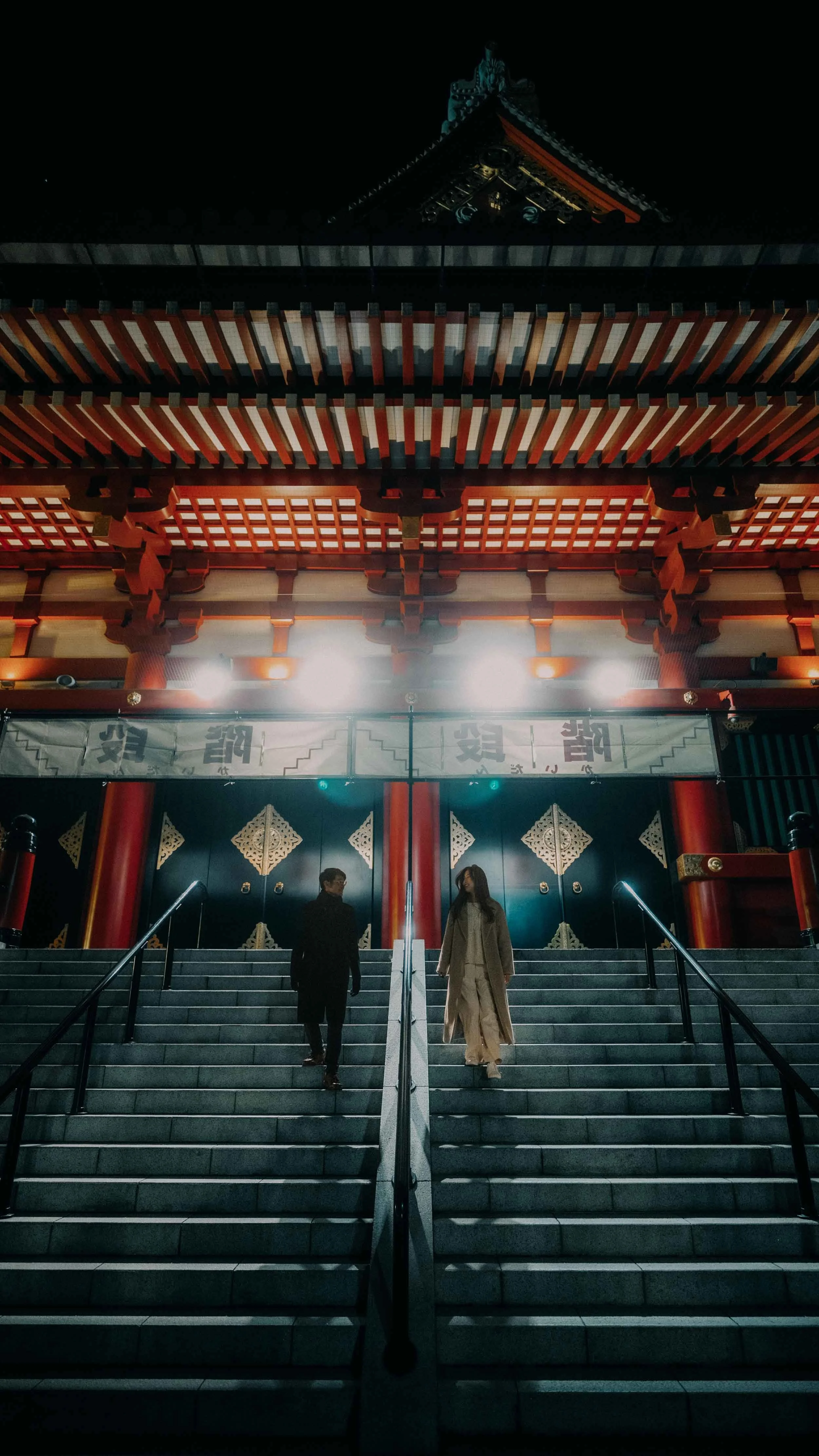 8-tokyo-engagement-sensoji-night-templesteps-sonya7rv.jpg