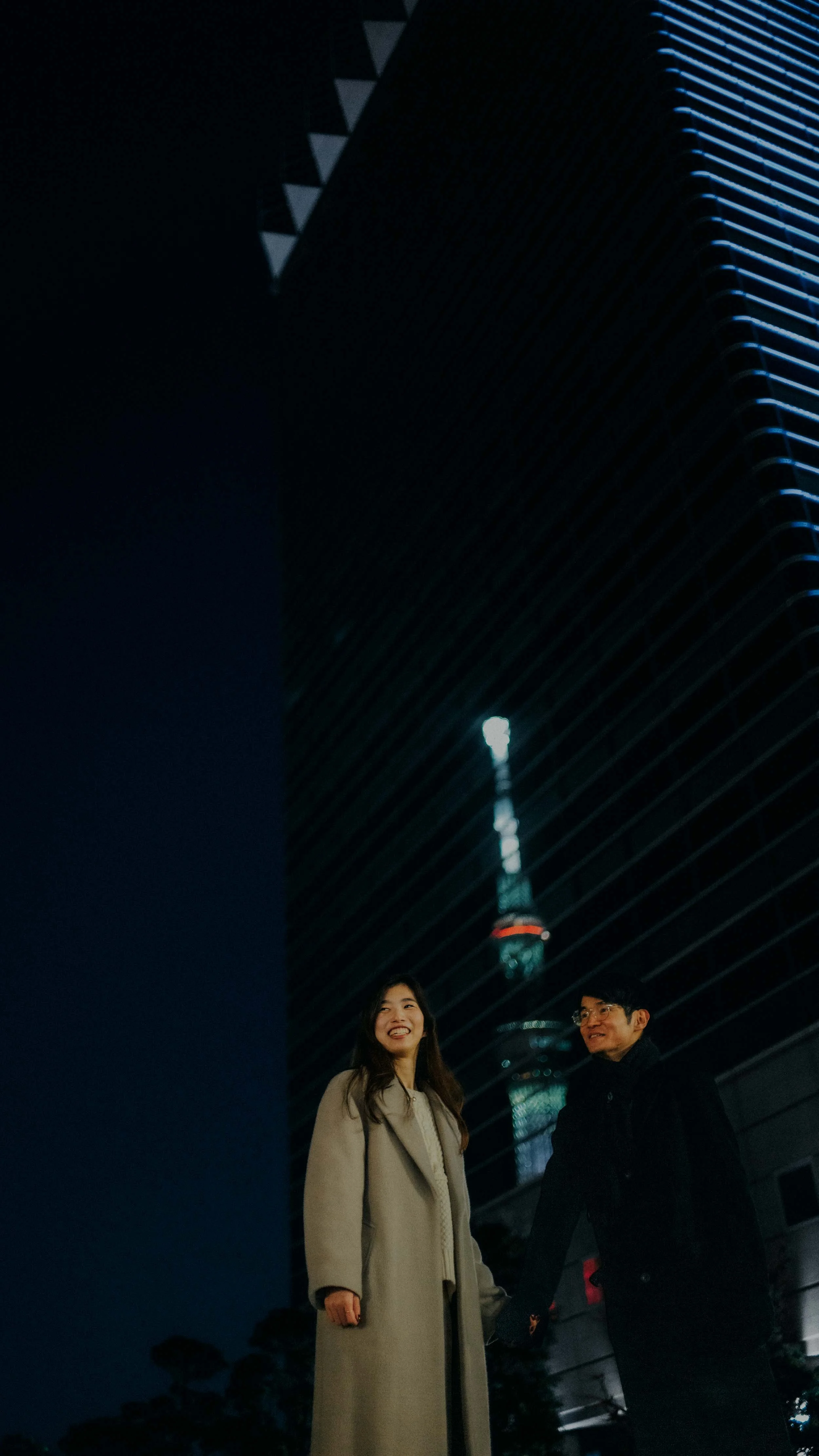 10-tokyo-engagement-asakusa-night-skytree-lowangle-leicasl2.jpg