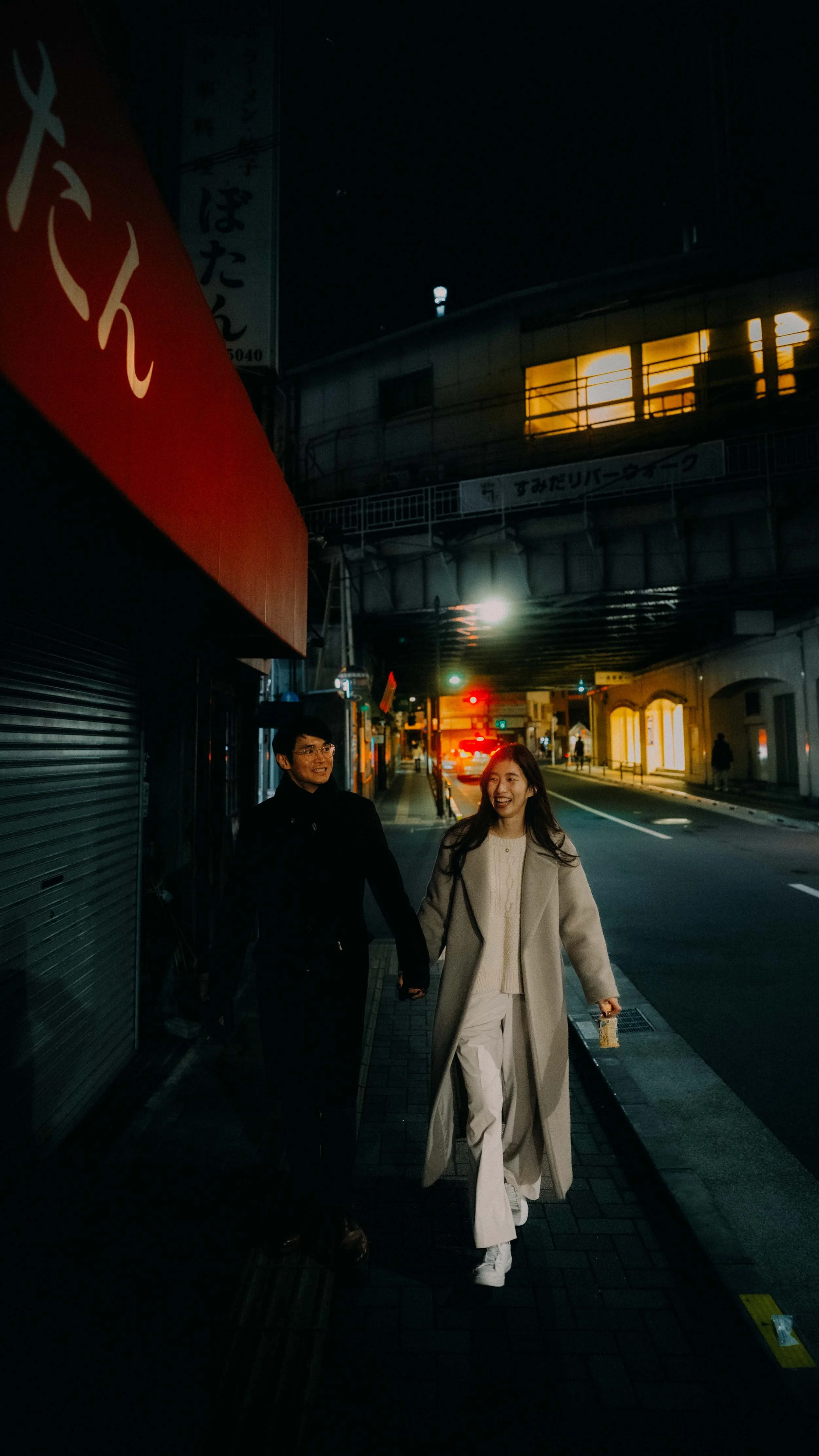 11-tokyo-engagement-asakusa-street-night-handinhand-sonya7rv.jpg