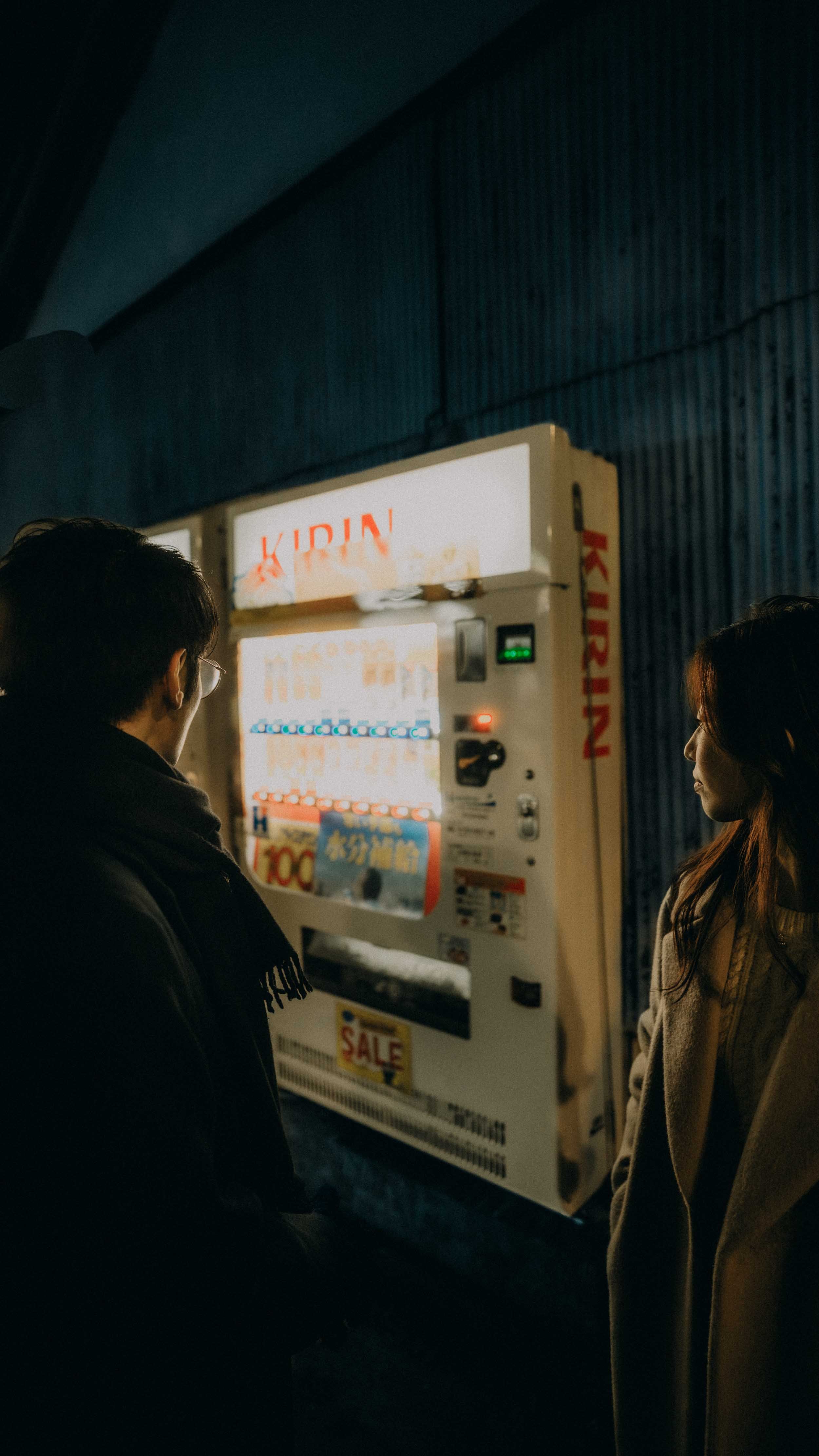 13-tokyo-engagement-asakusa-night-kirinvendingmachine-sonya7rv.jpg