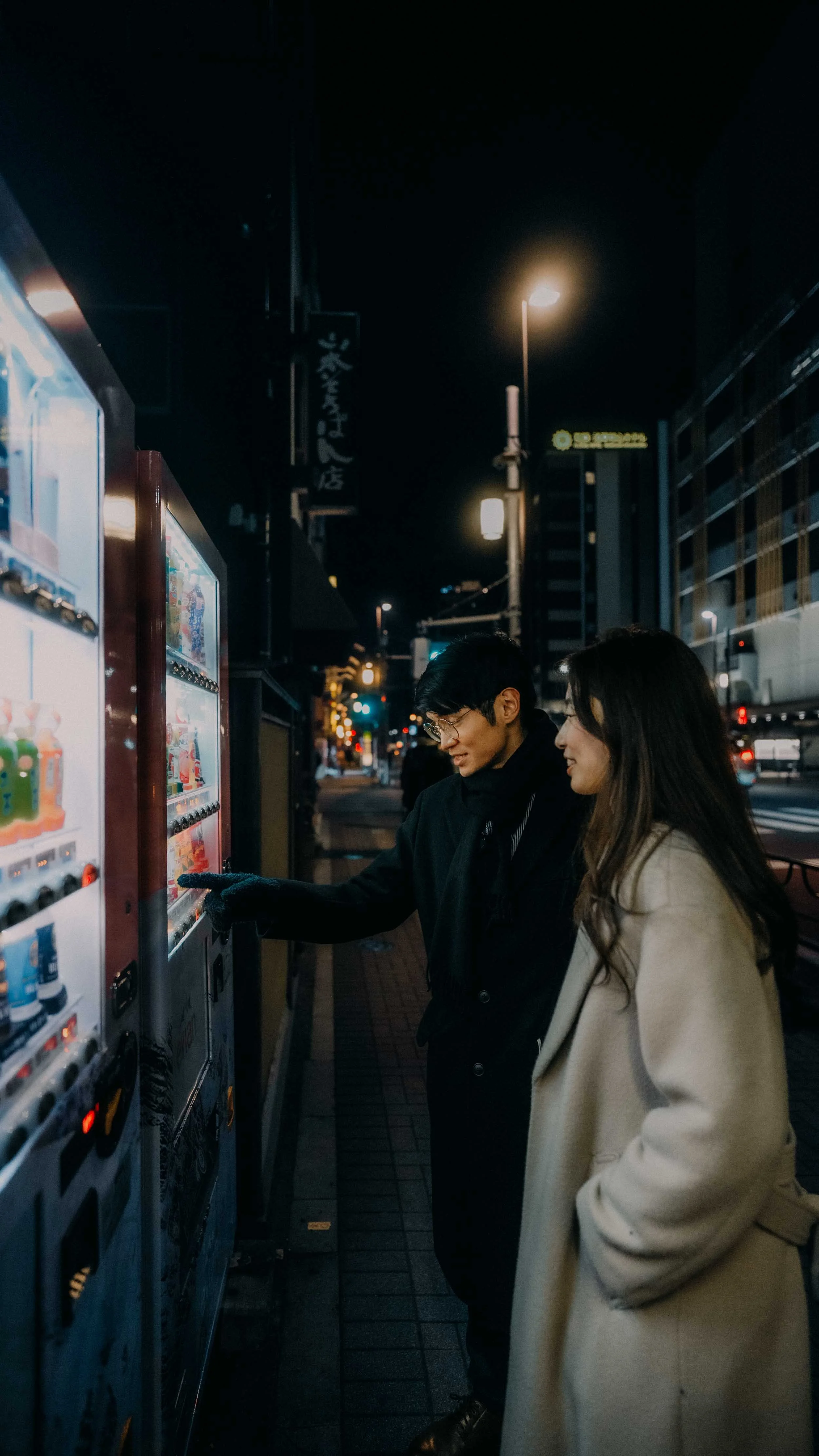 22-tokyo-engagement-asakusa-night-vendingmachine-sonya7rv.jpg