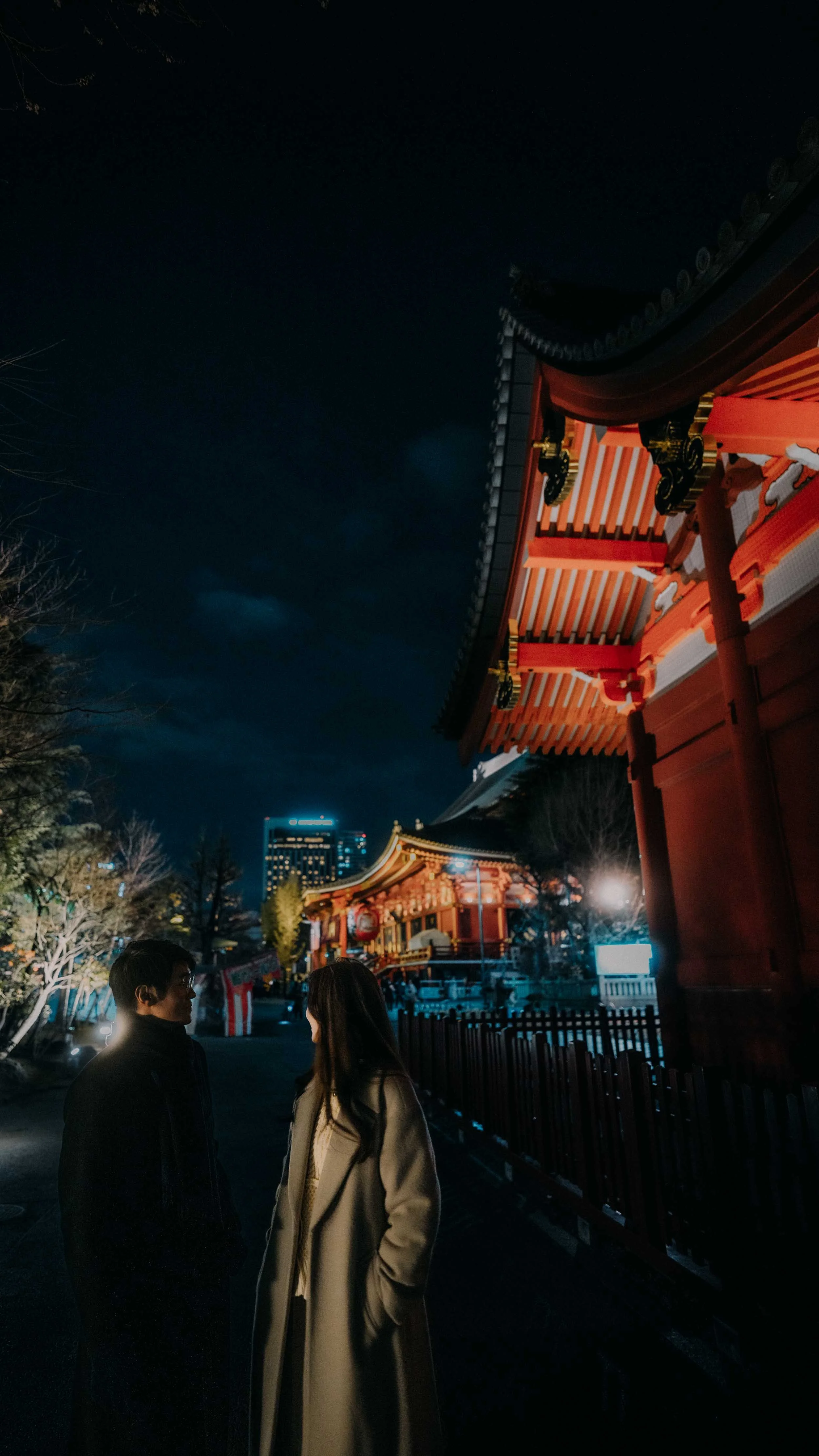 24-tokyo-engagement-sensoji-night-templegrounds-sonya7rv.jpg