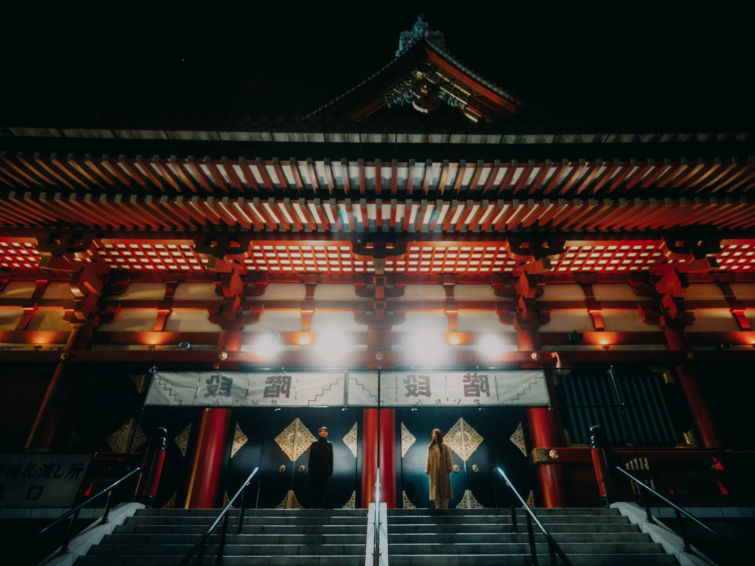 25-tokyo-engagement-sensoji-night-templefacade-leicasl2.jpg