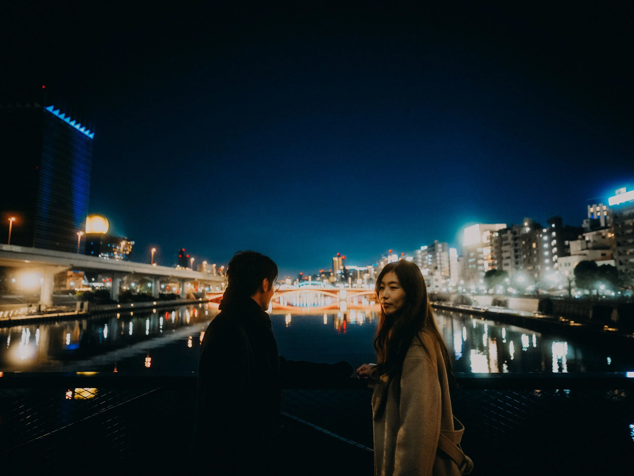 29-tokyo-engagement-sumidariver-night-handinhand-sonya7rv.jpg