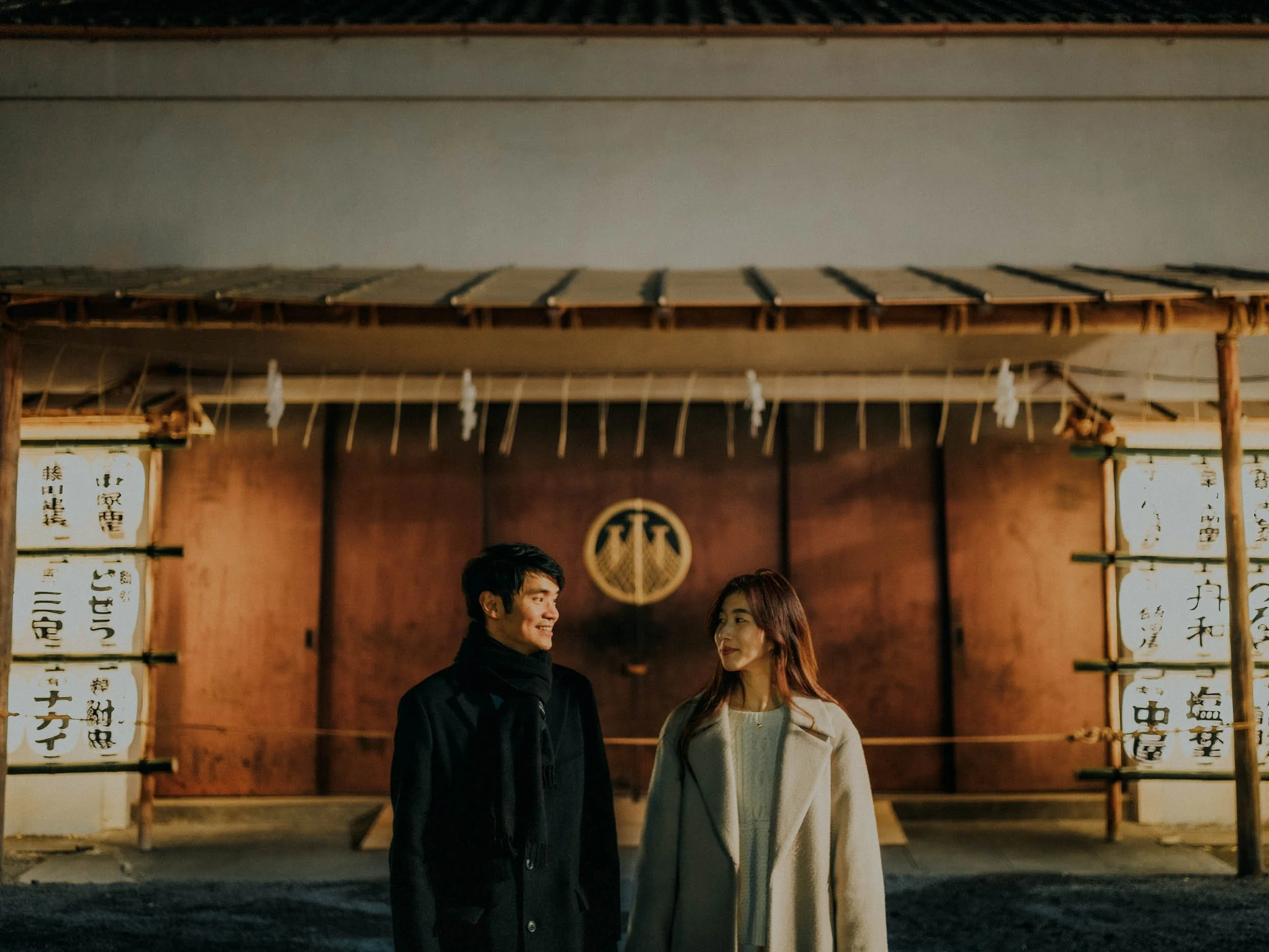 32-tokyo-engagement-sensoji-night-lanternportrait-leicasl2.jpg