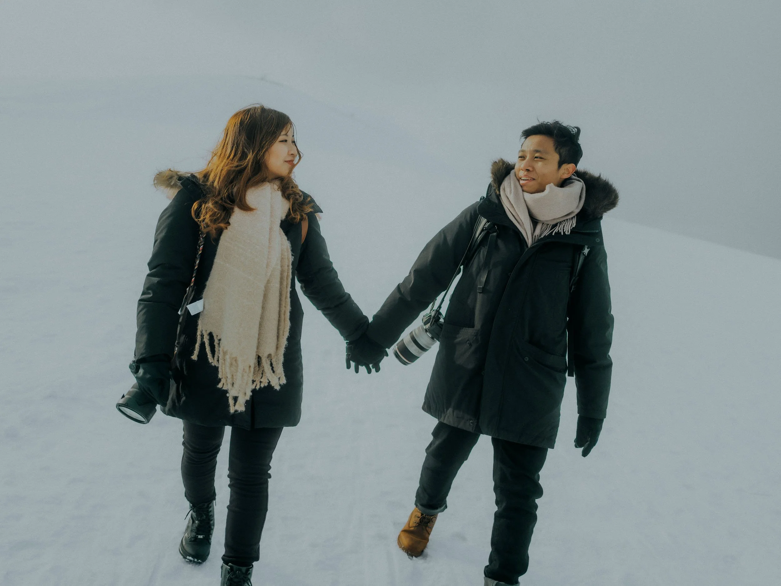 15-sapporo-honeymoon-moerenumapark-snowfield-walkingcouple-leicaq3.jpg