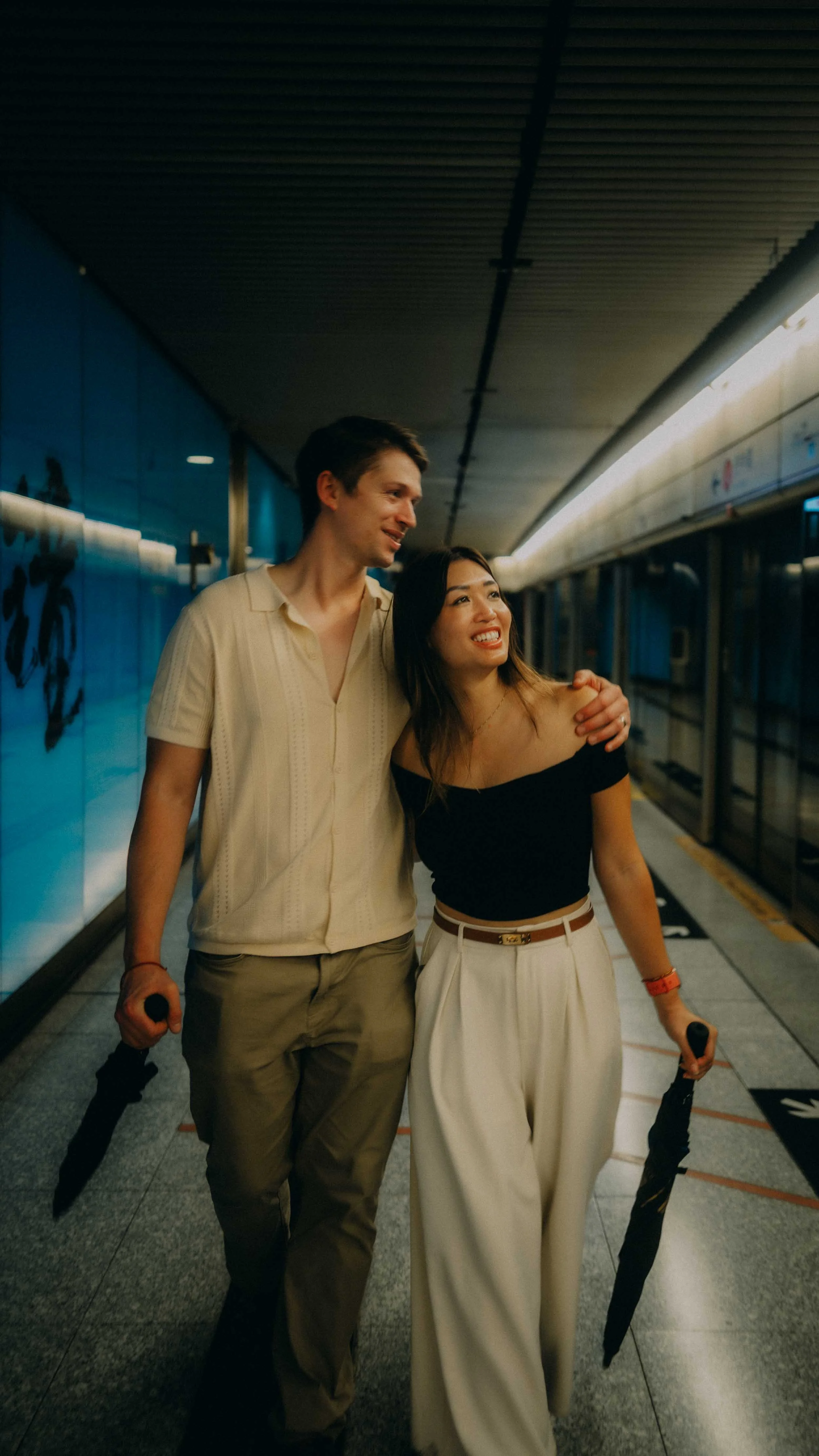 7-hongkong-coupleshoot-admiralty-mtr-umbrellas-leicaq3.jpg