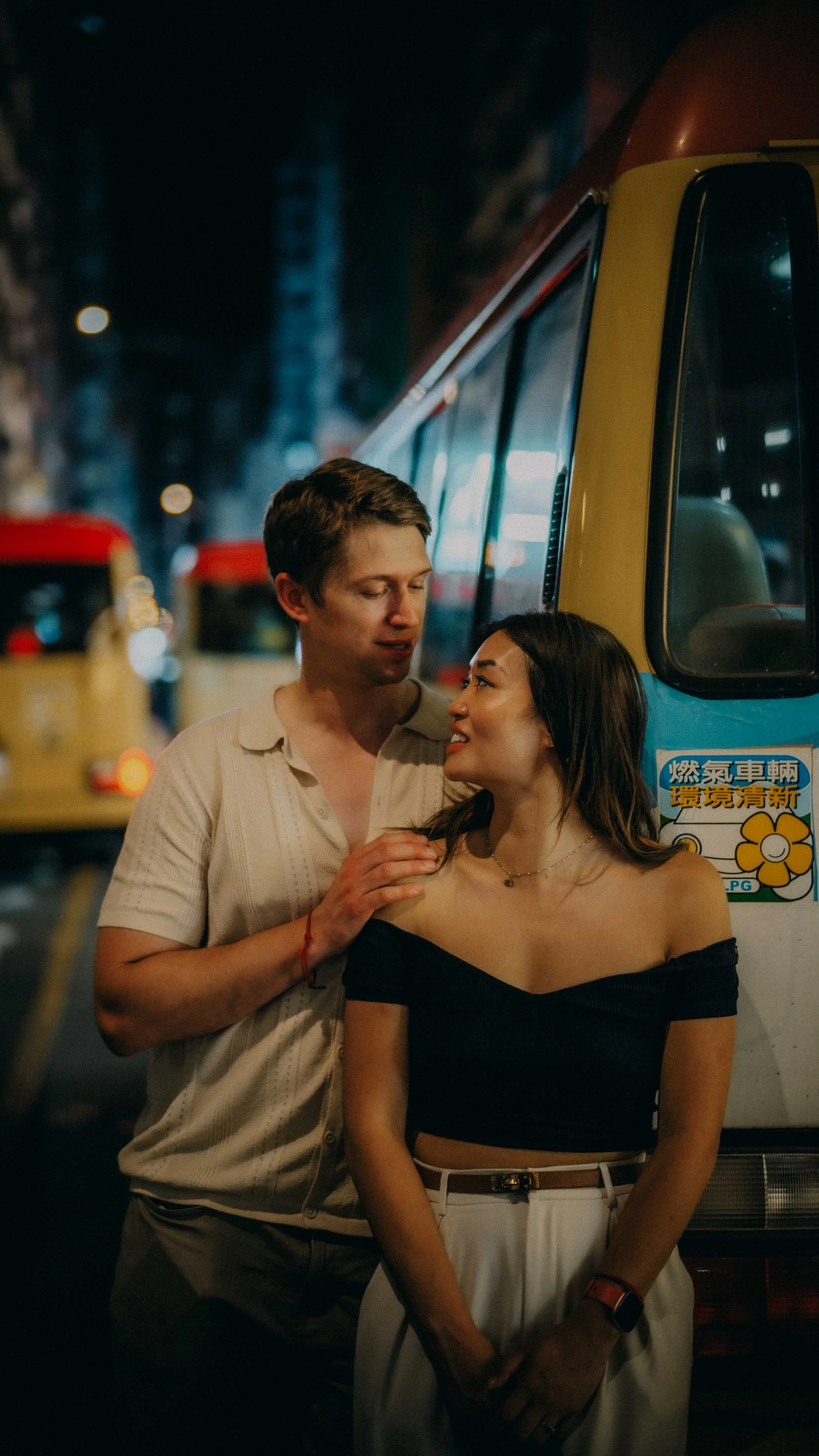 19-hongkong-coupleshoot-mongkok-redminibus-leicaq3.jpg