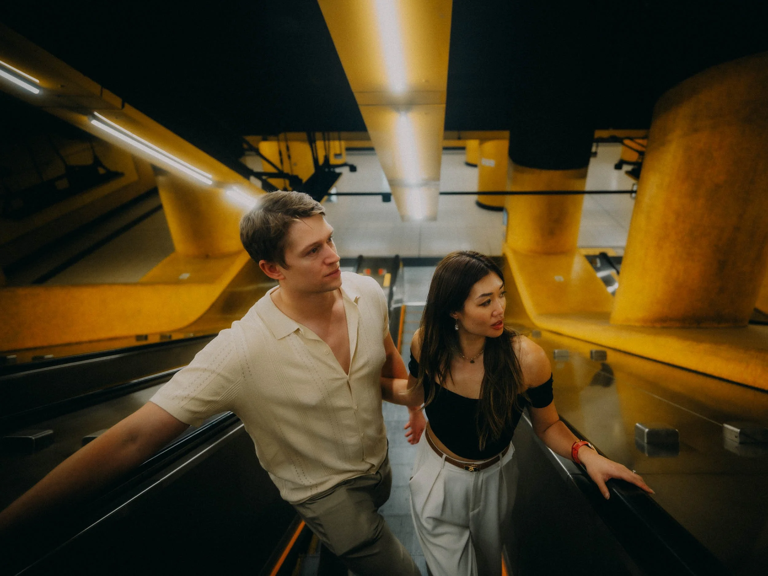 25-hongkong-coupleshoot-saiwanho-mtr-escalator-fallenangels-leicasl2.jpg