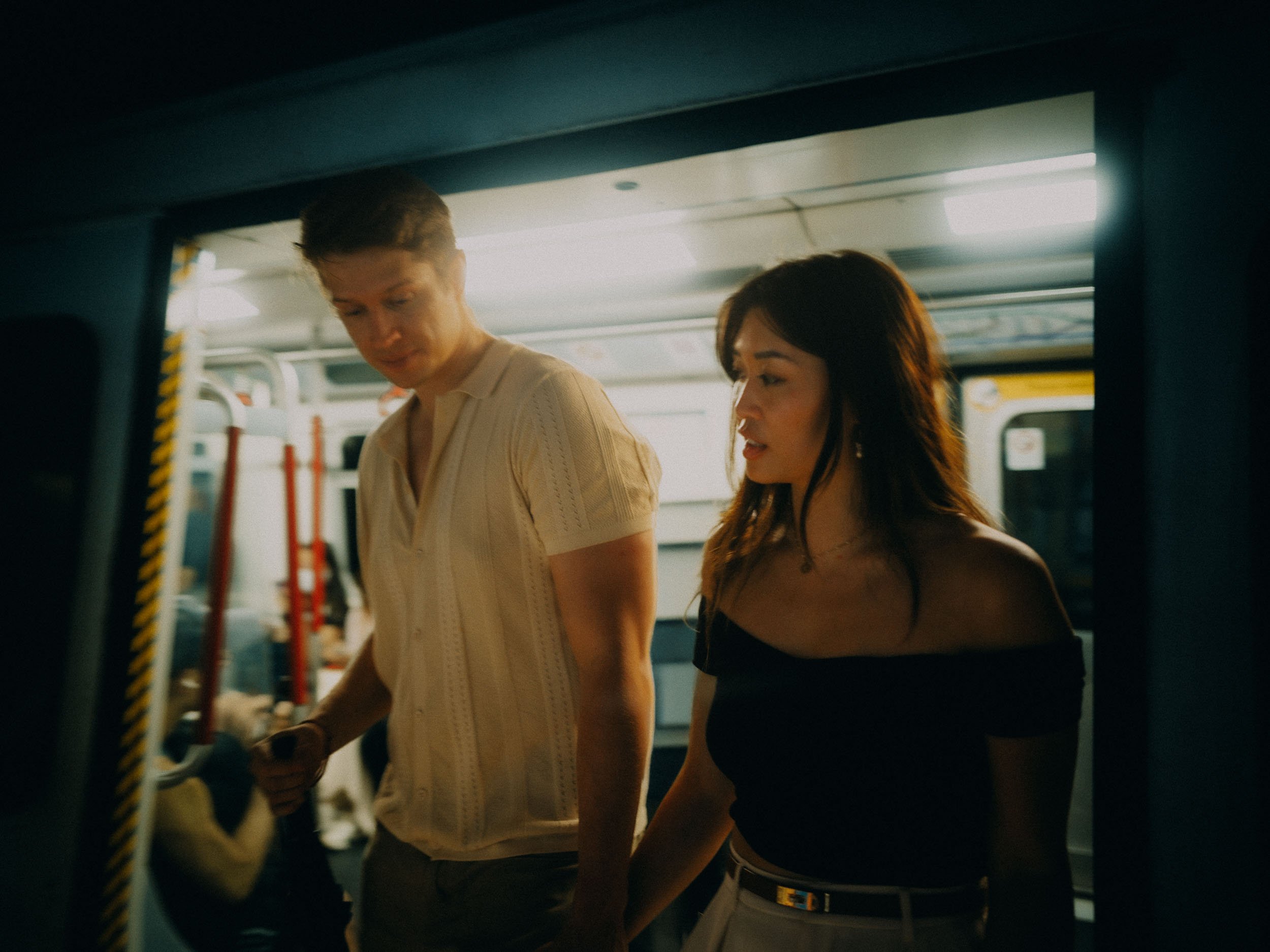 26-hongkong-coupleshoot-mtr-train-boarding-leicaq3.jpg
