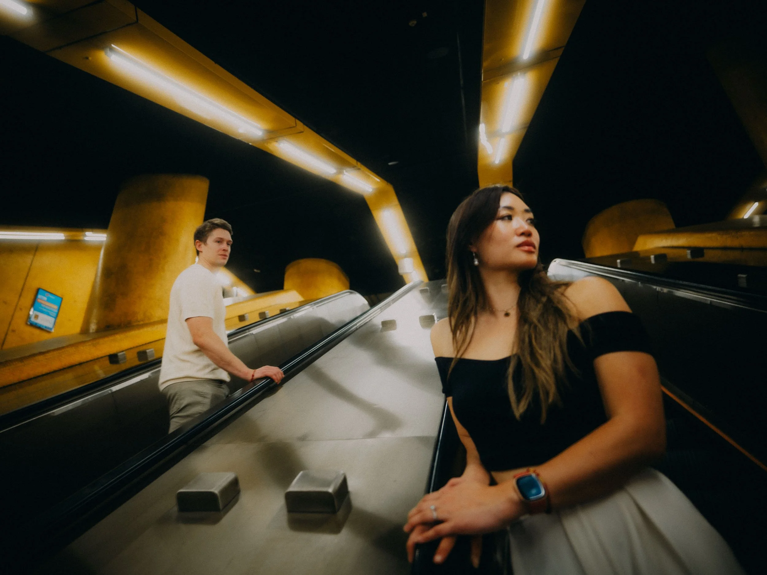29-hongkong-coupleshoot-saiwanho-mtr-escalator-symmetry-leicasl2.jpg