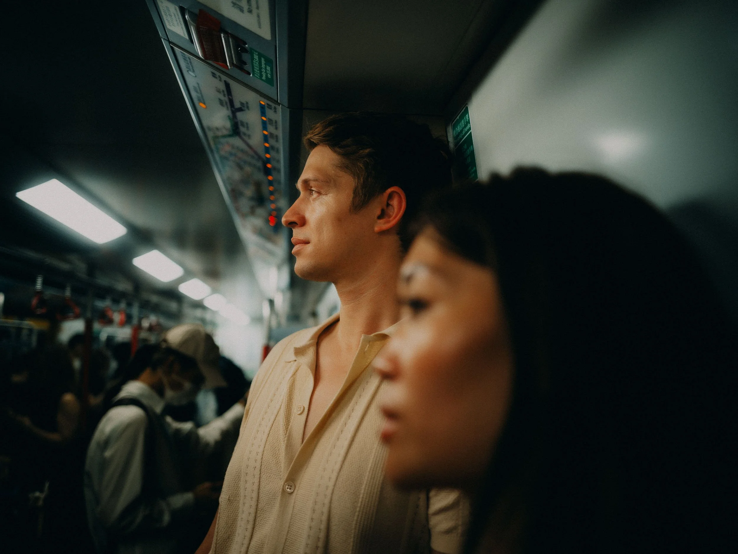 30-hongkong-coupleshoot-mtr-train-profile-leicaq3.jpg