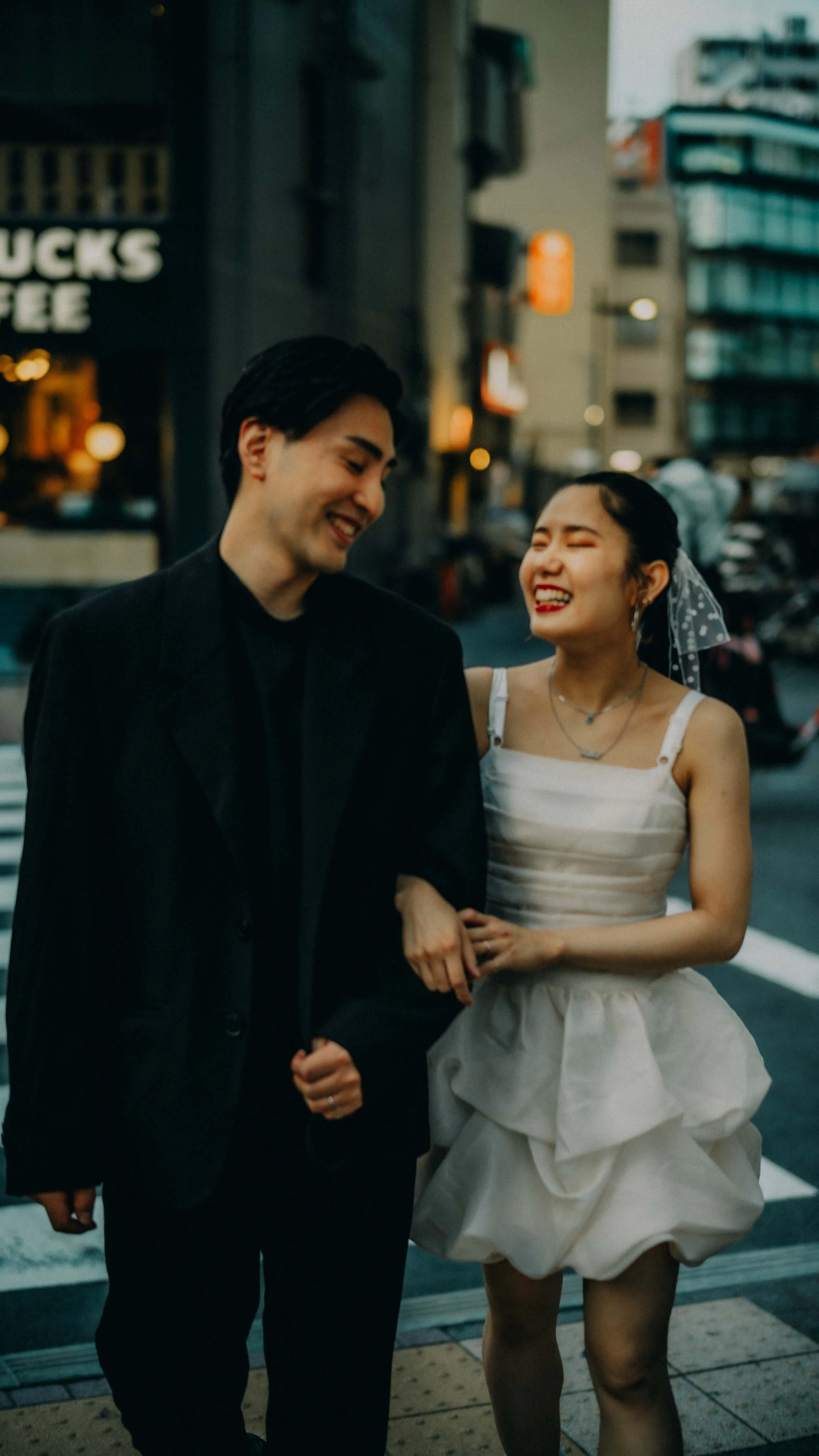 2-tokyo-engagement-asakusa-street-day-laughter-leicam11.jpg