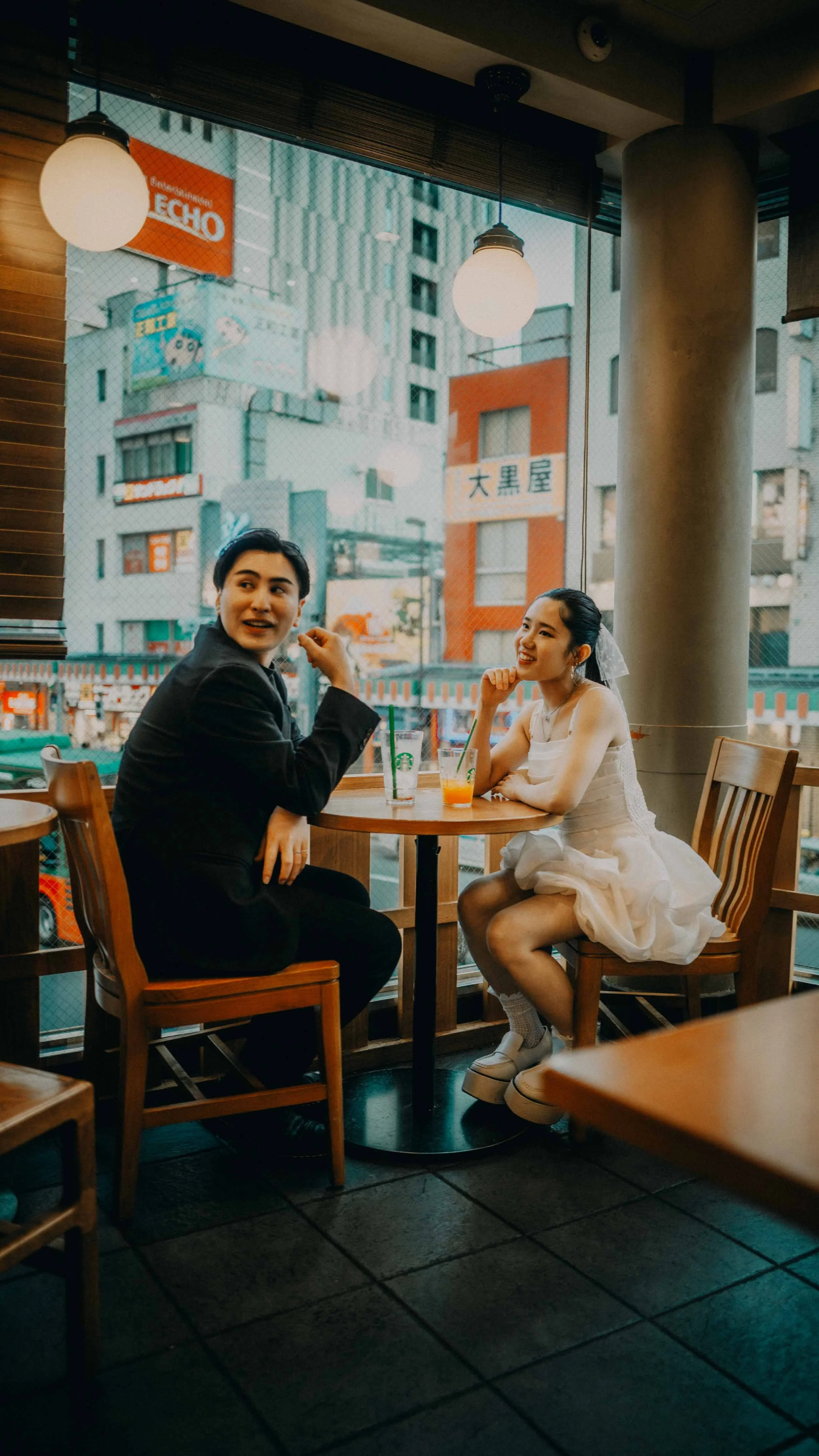 10-tokyo-engagement-starbucks-asakusa-cafe-windowlight-leicaq3.jpg