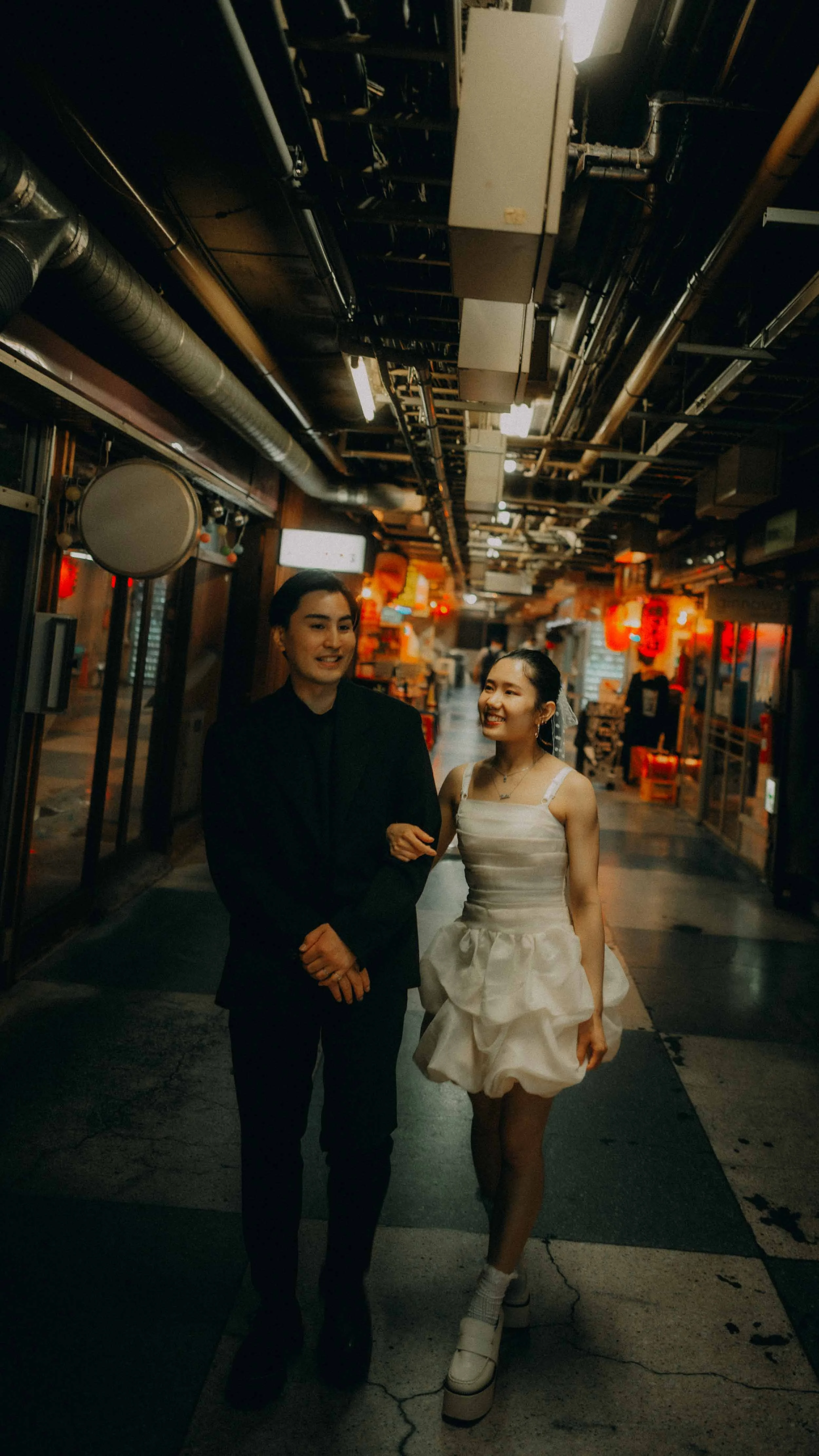 11-tokyo-engagement-asakusa-underground-walk-corridor-leicaq3.jpg