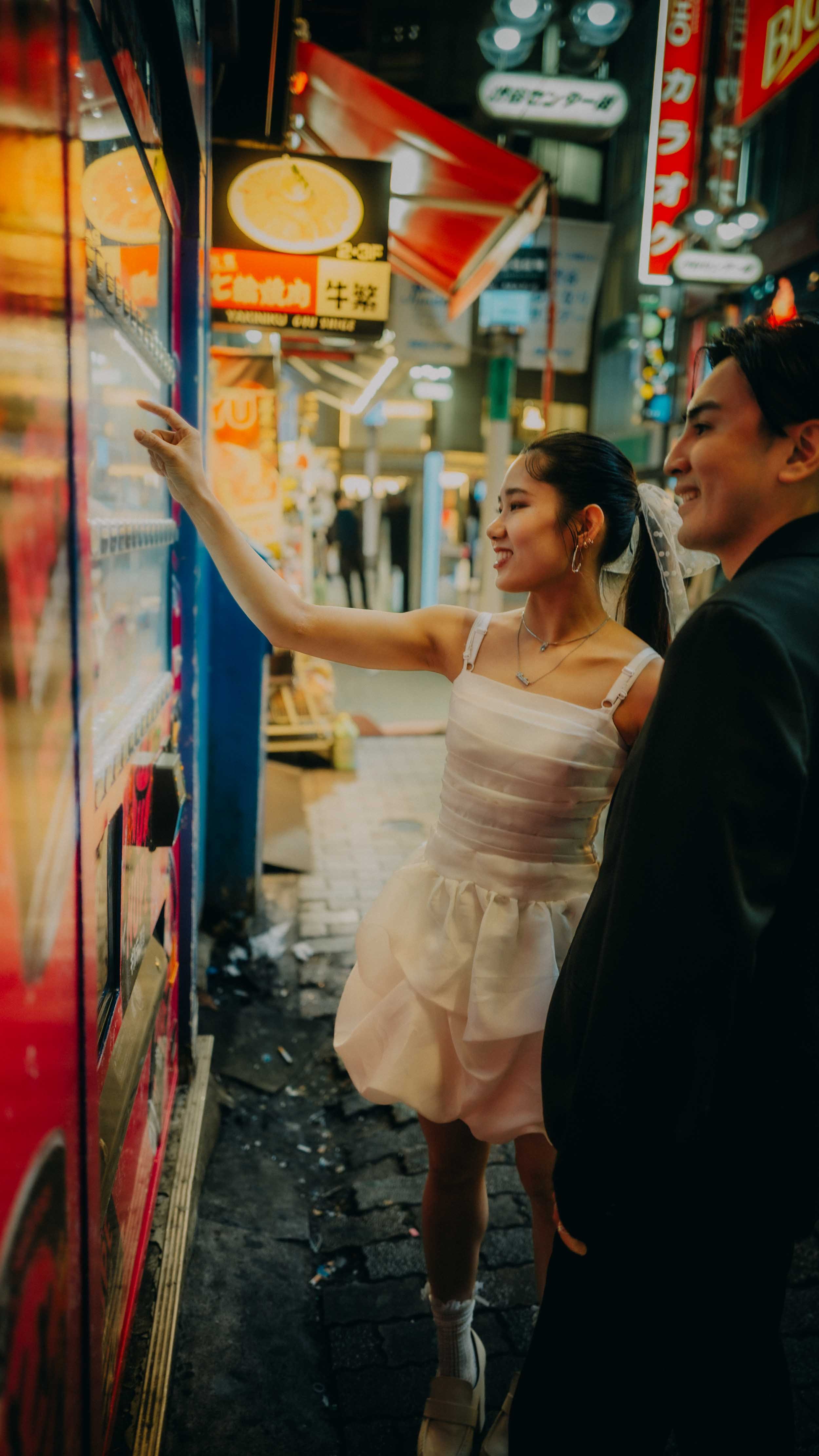 17-tokyo-engagement-shibuya-centergai-night-vendingmachine-leicaq3.jpg