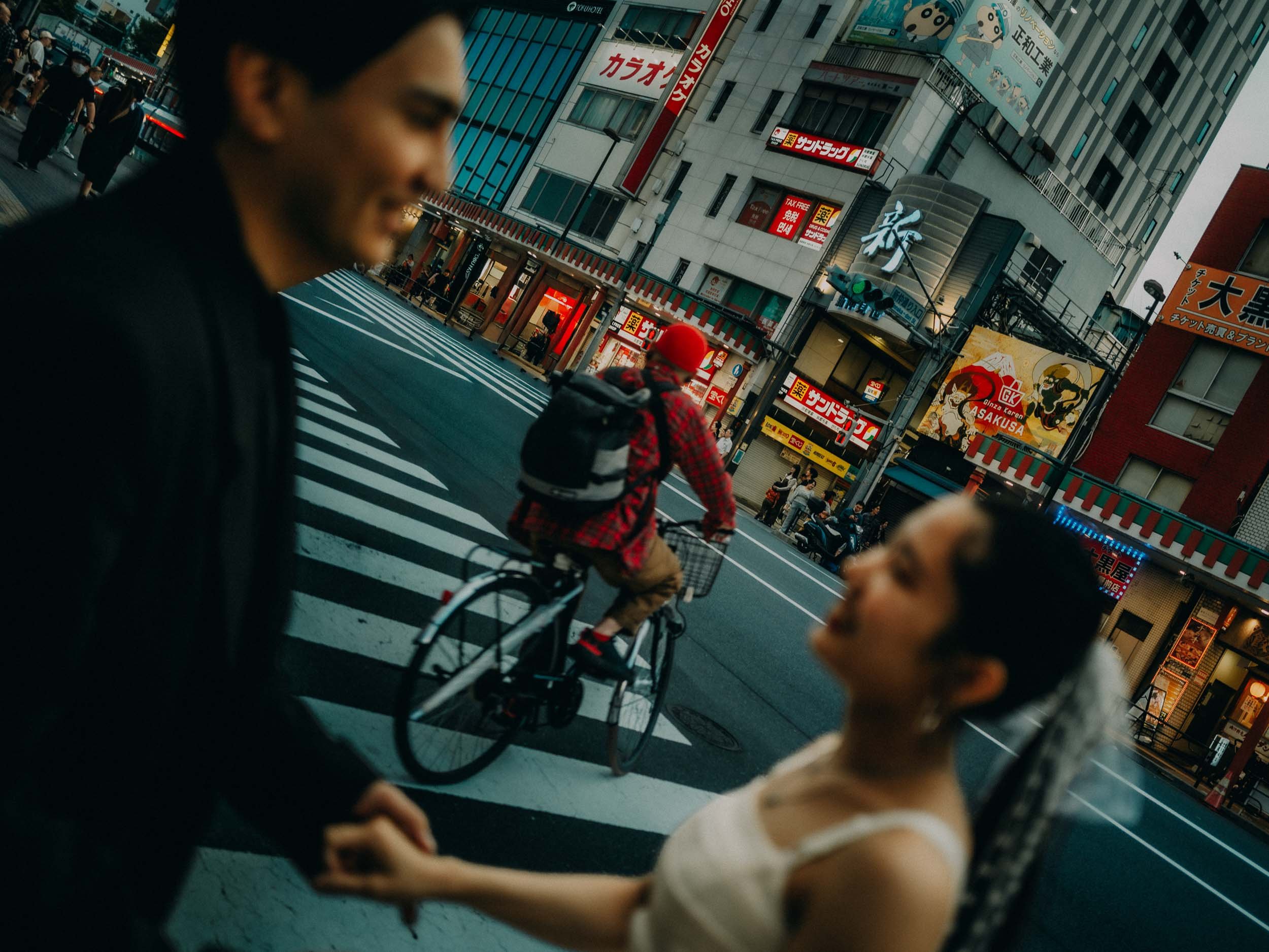 26-tokyo-engagement-asakusa-street-crosswalk-cyclist-leicaq3.jpg