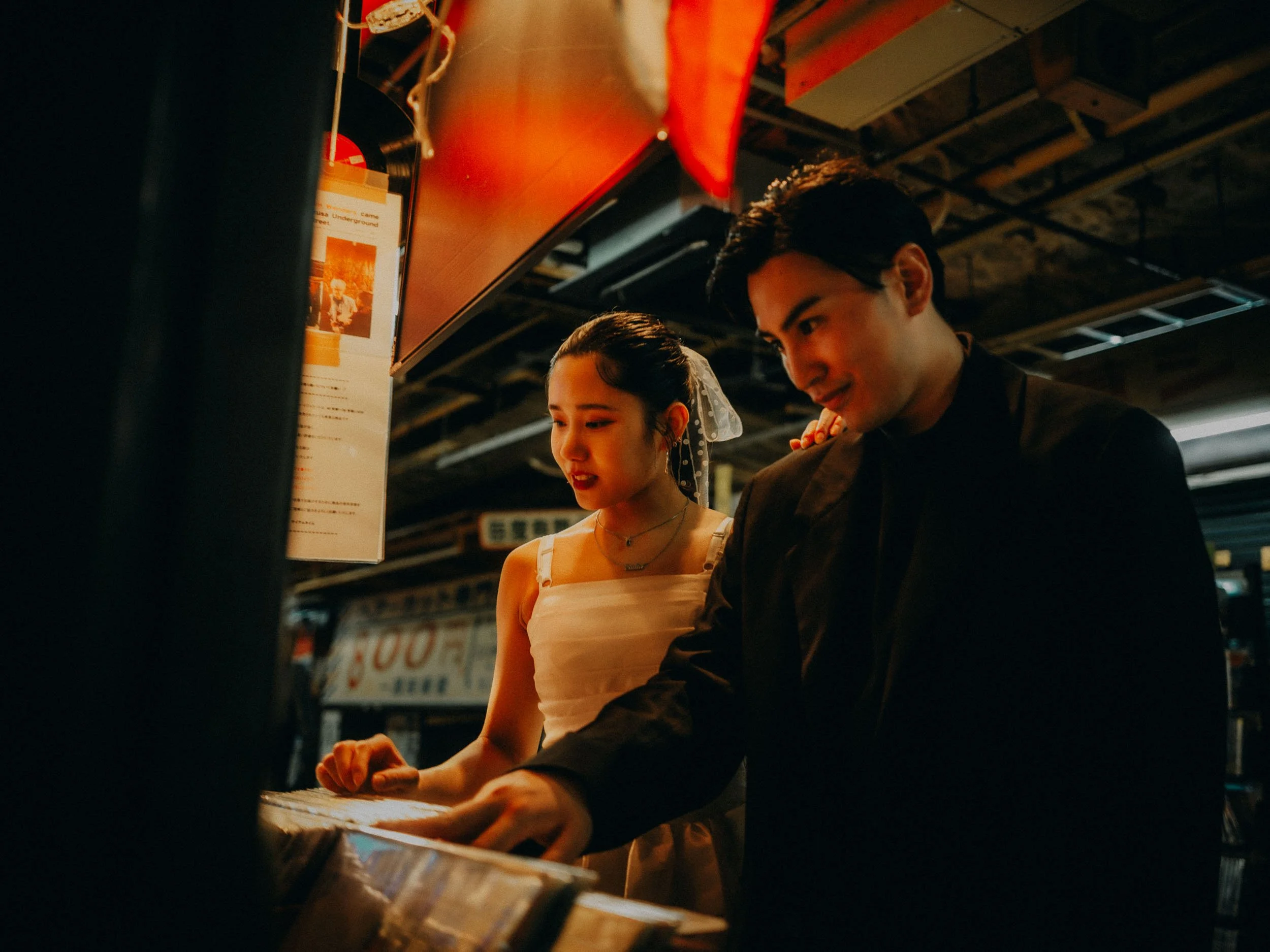 27-tokyo-engagement-asakusa-underground-indoor-vinyl-leicaq3.jpg