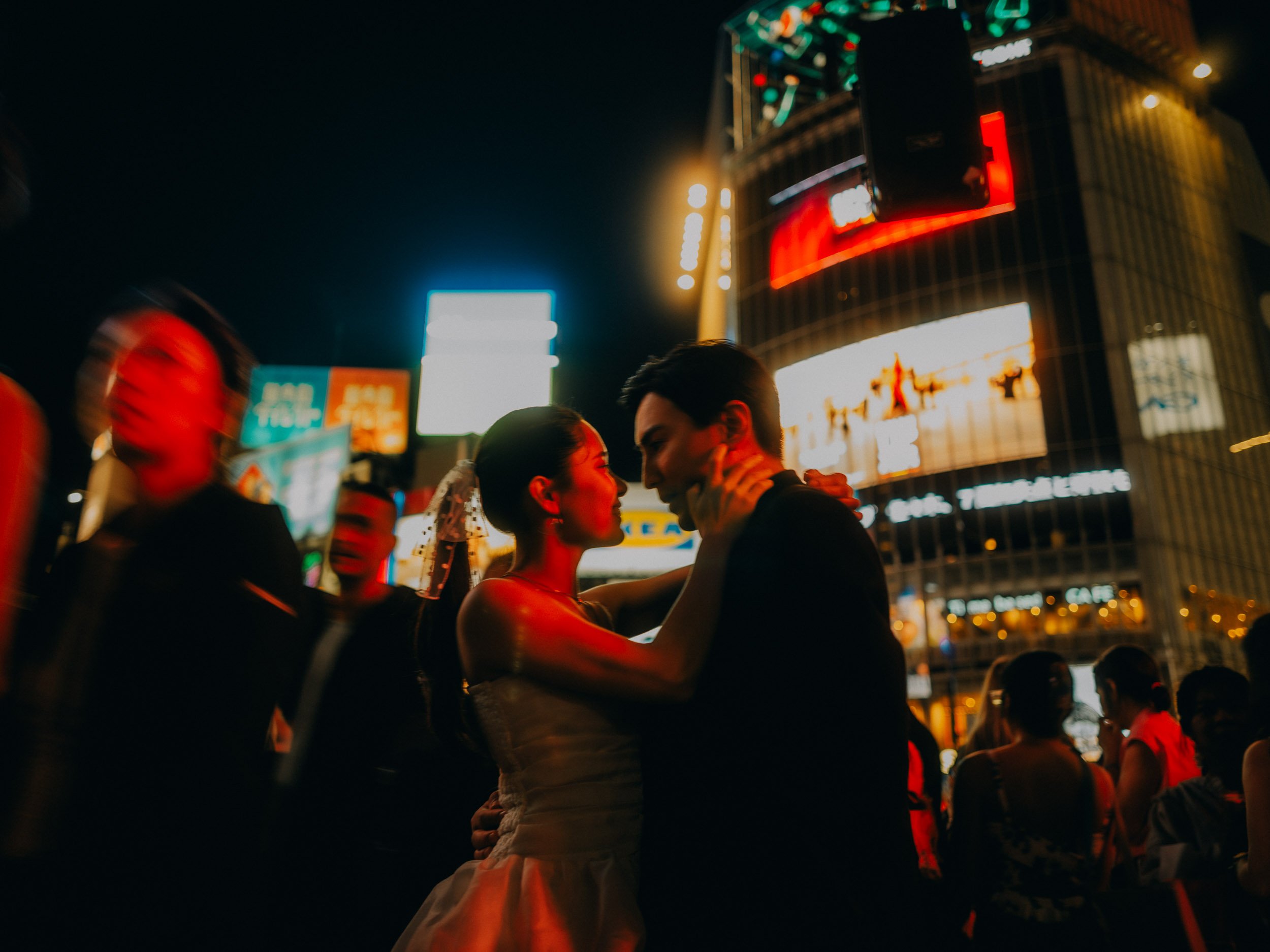 29-tokyo-engagement-shibuya-scramble-night-embrace-leicaq3.jpg
