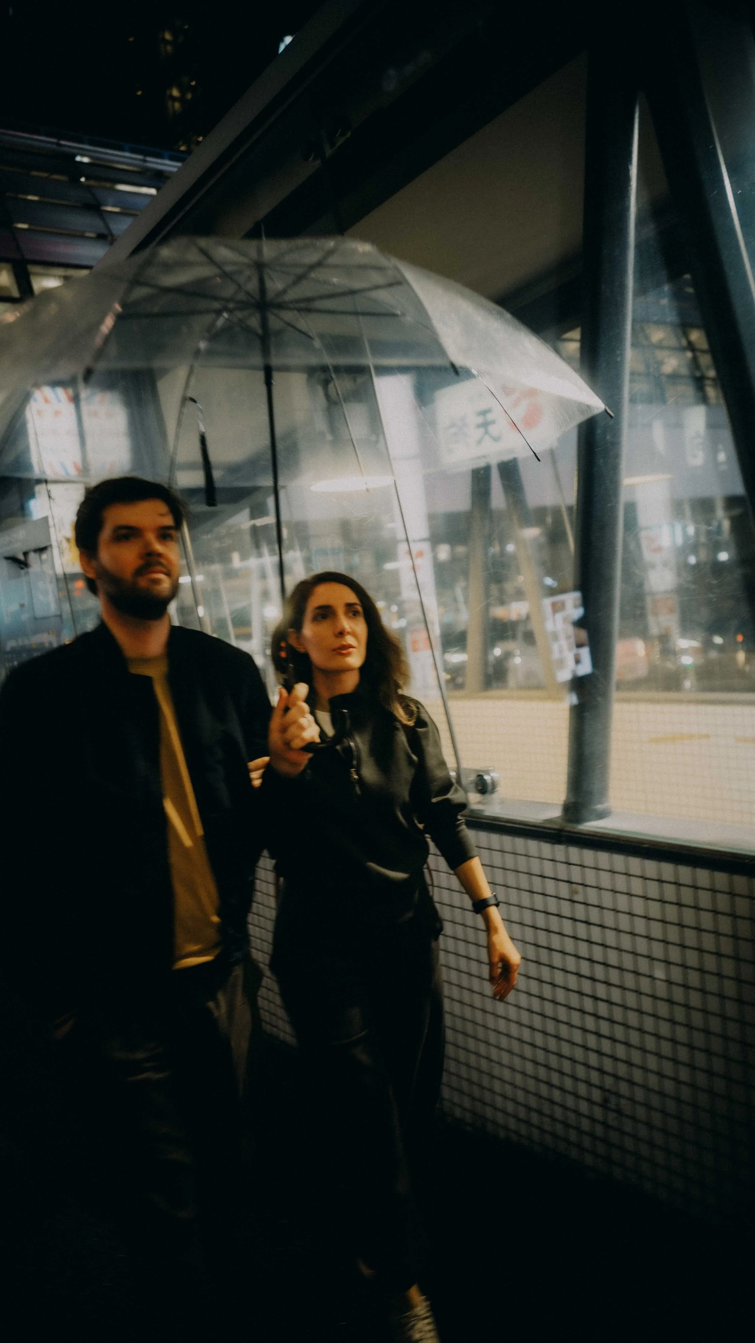 2-tokyo-coupleshoot-shibuya-rain-umbrellawalk-leicaq3.jpg