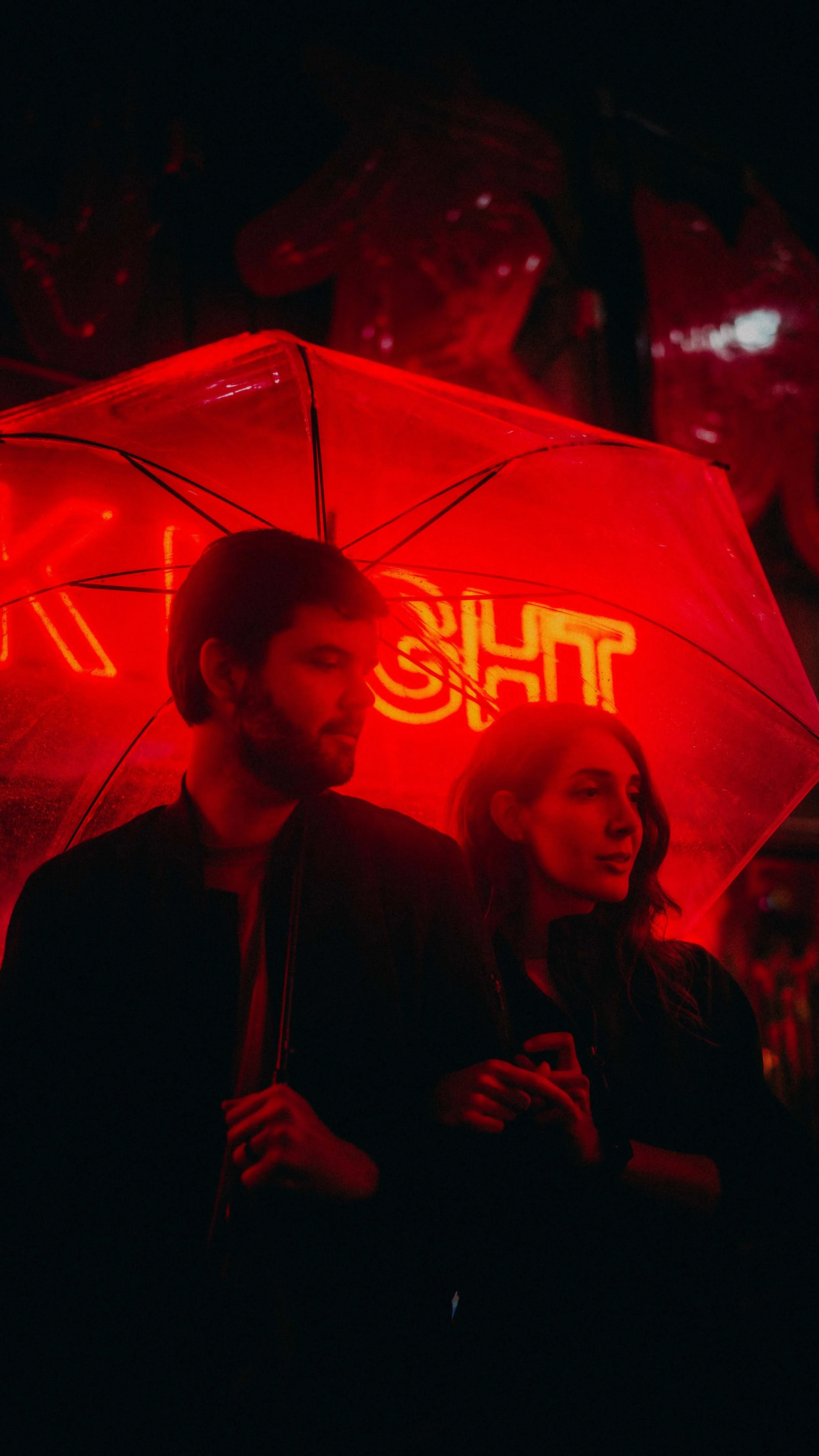 3-tokyo-coupleshoot-shibuya-redneon-umbrella-hasselbladx2d.jpg
