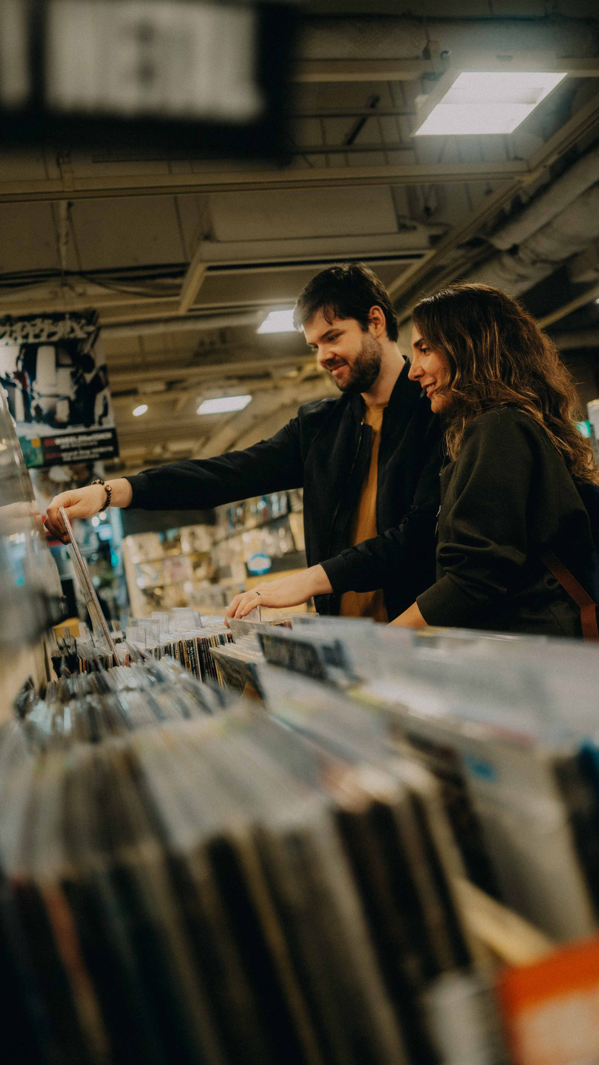 5-tokyo-coupleshoot-shibuya-recordstore-vinylshopping-leicaq3.jpg