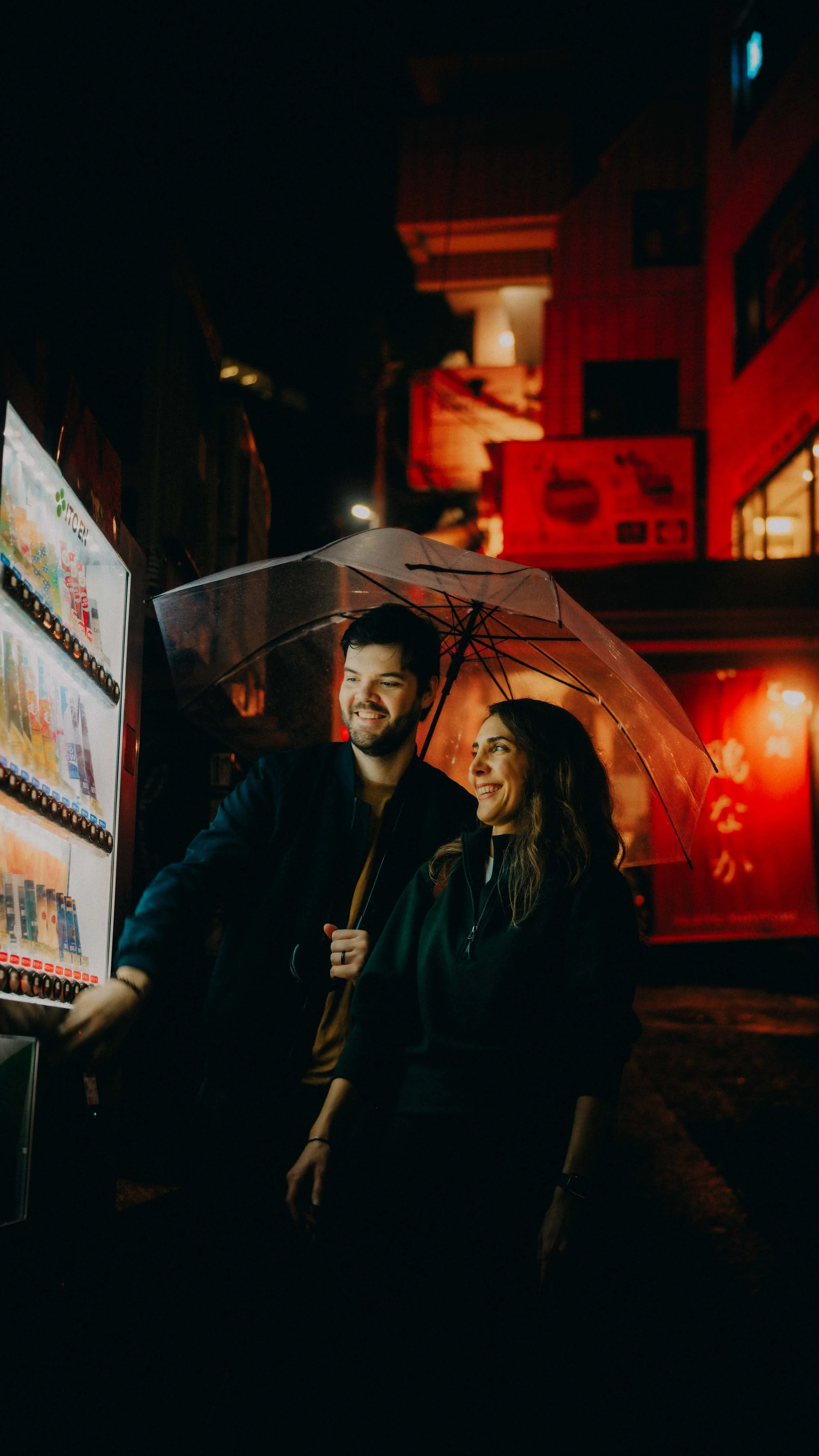 6-tokyo-coupleshoot-shibuya-redlantern-umbrella-hasselbladx2d.jpg